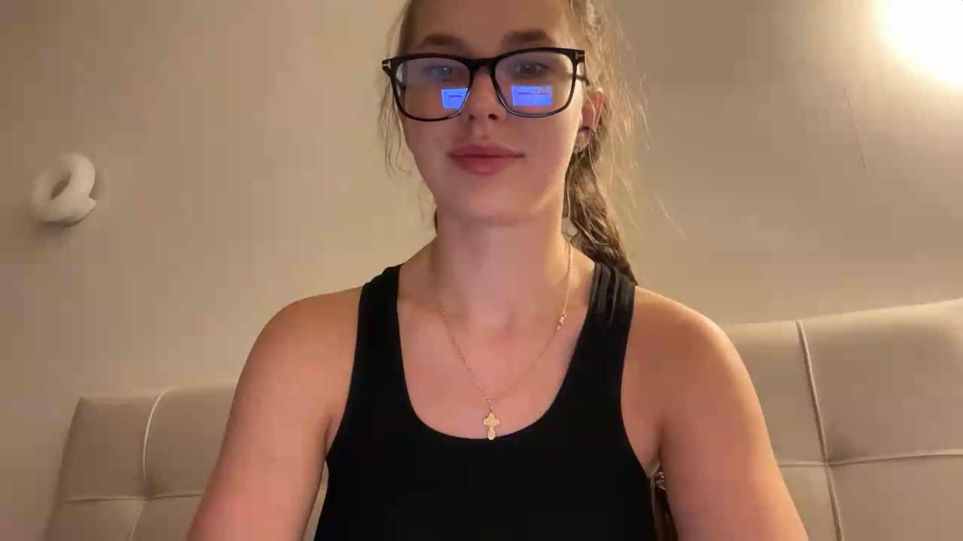 Gallery image thumbnail from kissfreeze's myfreecams stream on, 08/18/2026, 22:32 image 13 of 20