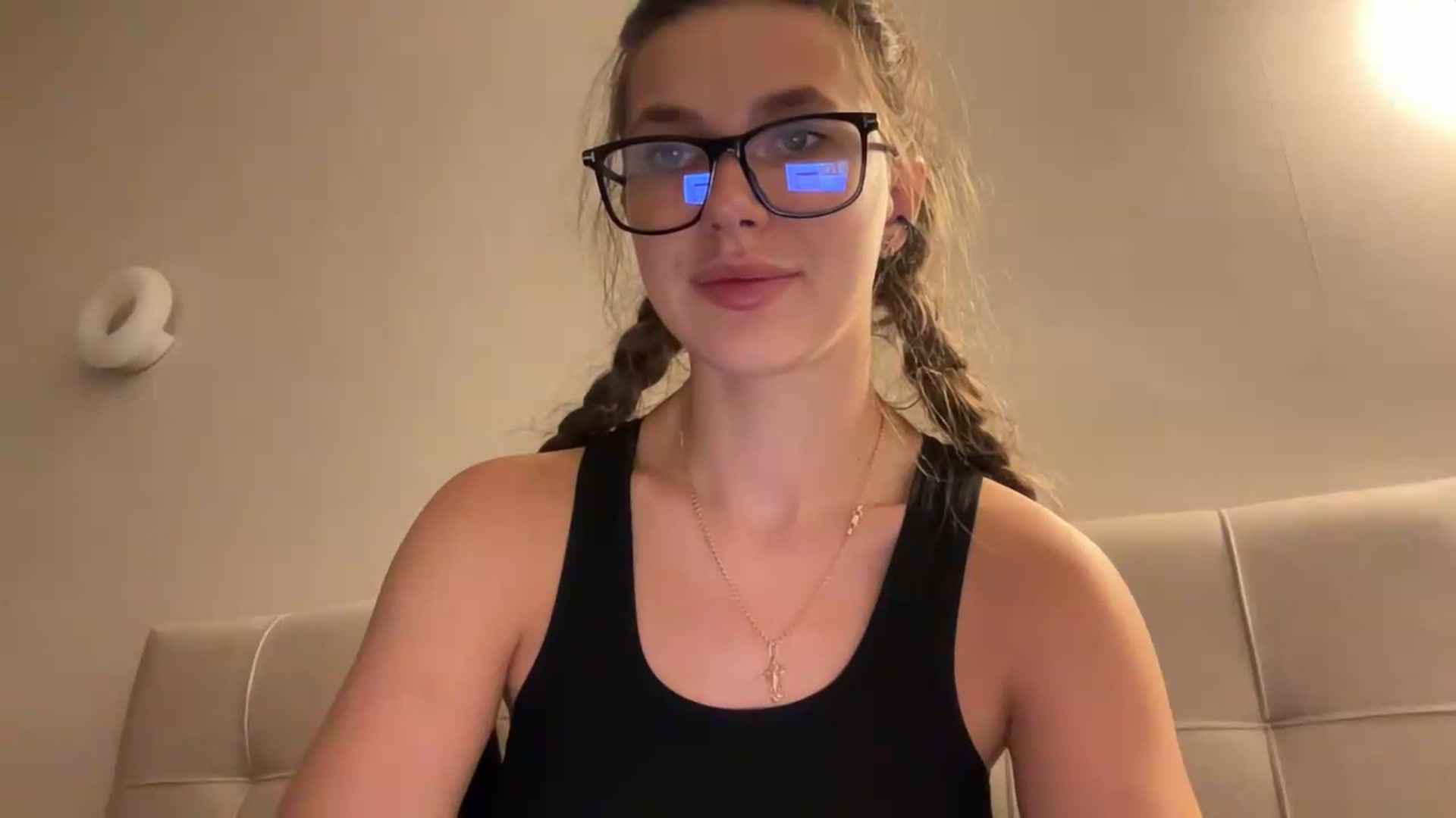 Gallery image thumbnail from kissfreeze's myfreecams stream on, 08/18/2026, 22:32 image 17 of 20