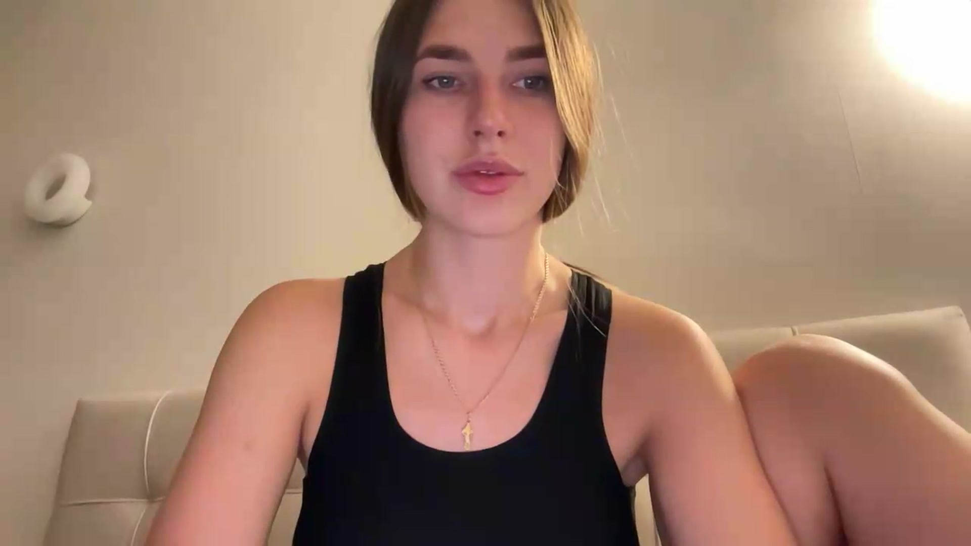Gallery image thumbnail from kissfreeze's myfreecams stream on, 08/19/2026, 20:54 image 15 of 20