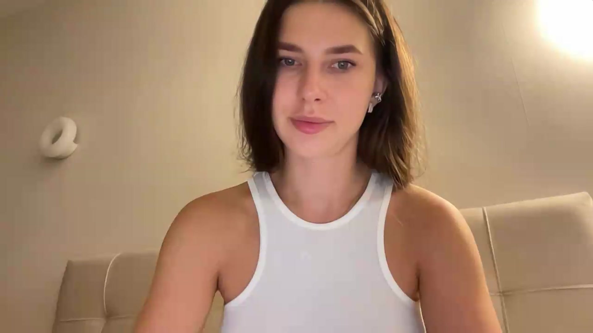 Gallery image thumbnail from kissfreeze's myfreecams stream on, 09/12/2026, 16:35 image 13 of 20