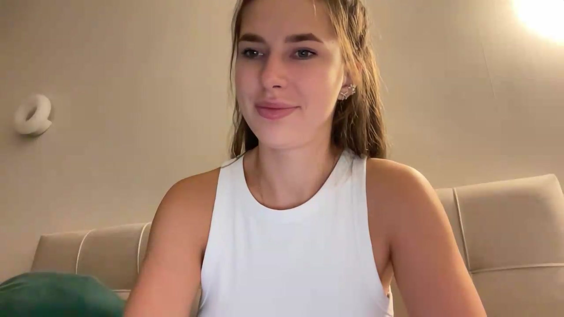 Gallery image thumbnail from kissfreeze's myfreecams stream on, 09/21/2026, 22:13 image 13 of 20