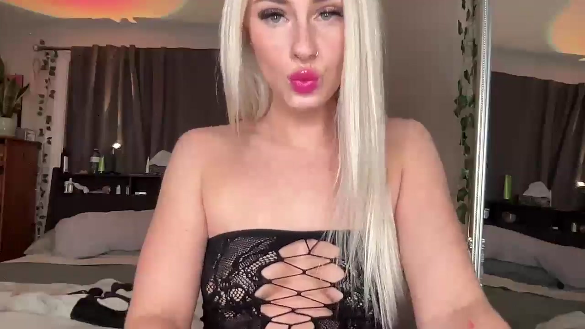 Gallery image thumbnail from kissmykiki's myfreecams stream on, 11/10/2025, 24:15 image 5 of 20