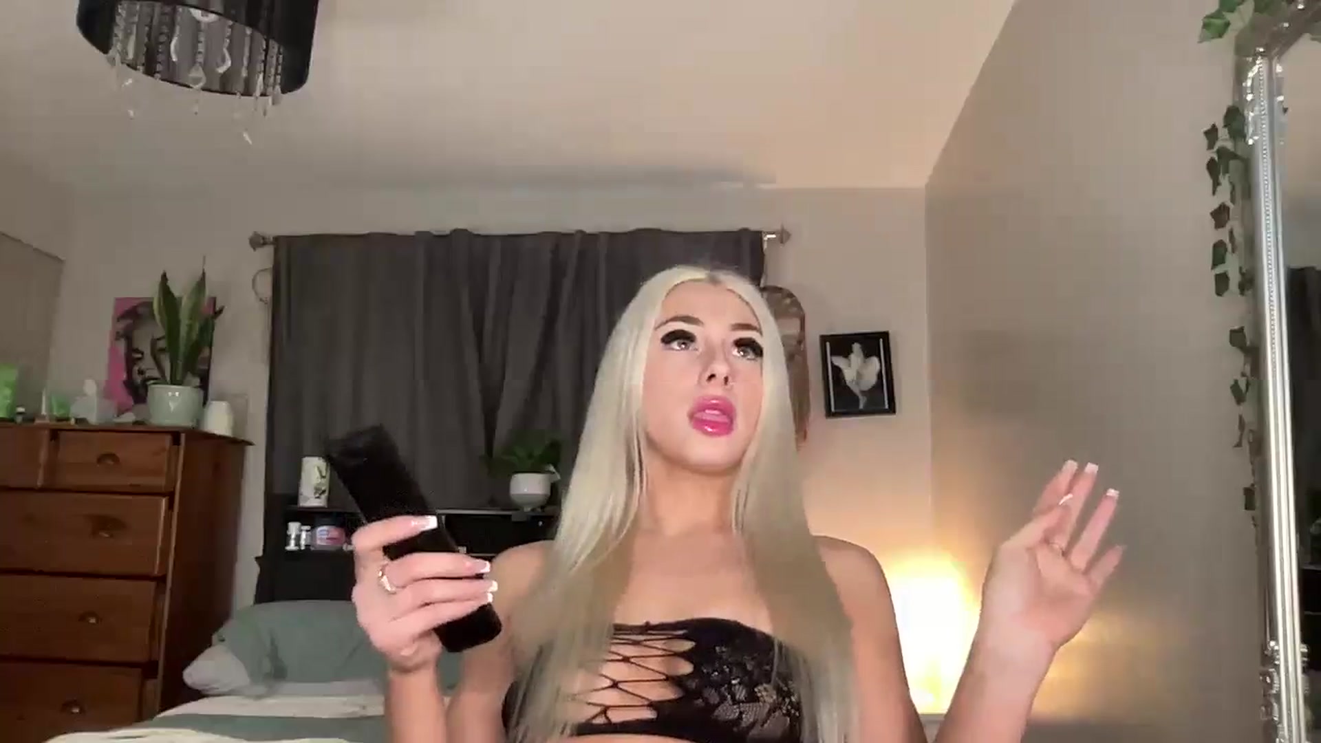 Gallery image thumbnail from kissmykiki's myfreecams stream on, 12/28/2025, 08:26 image 3 of 20