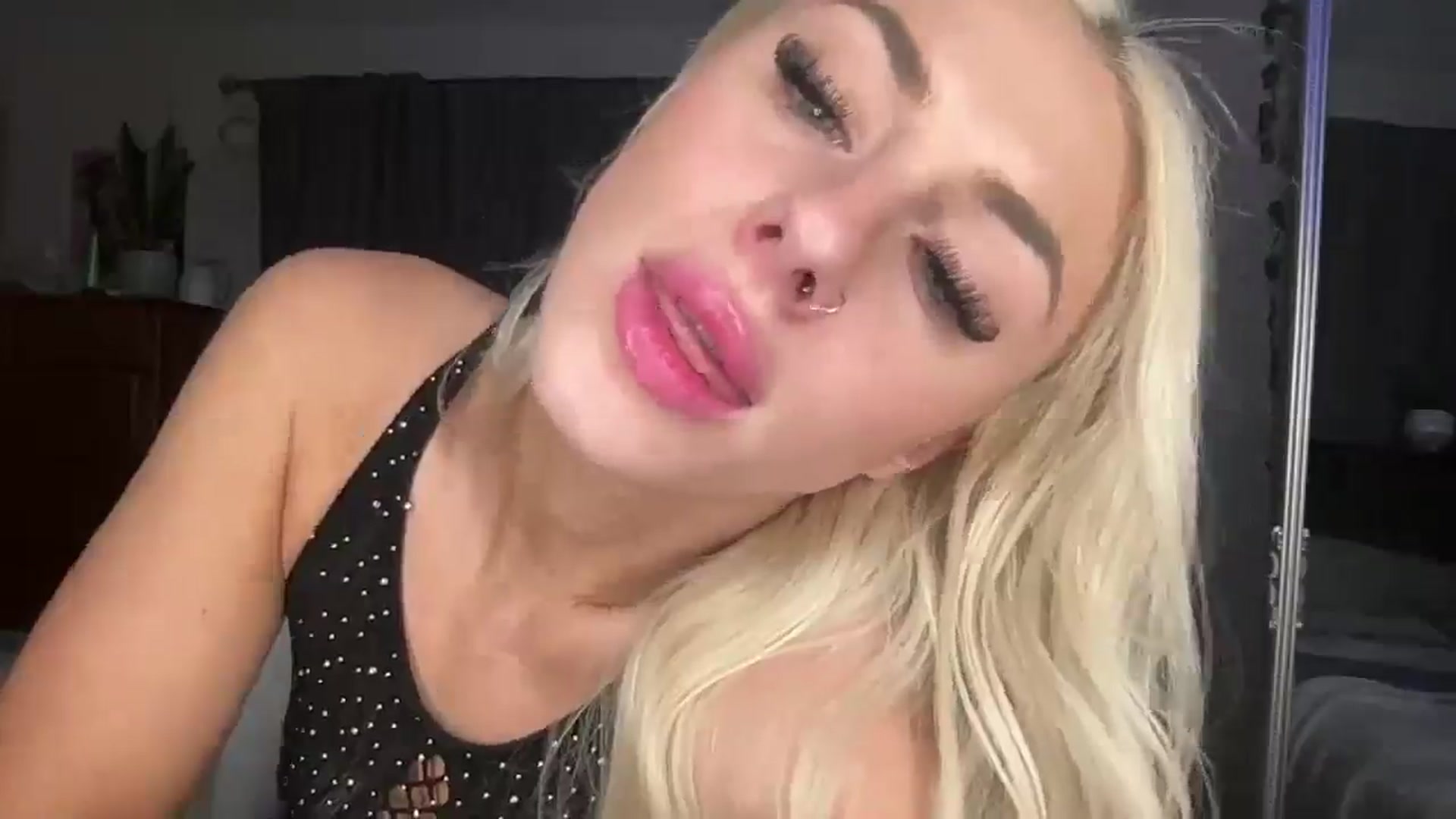 Gallery image thumbnail from kissmykiki's myfreecams stream on, 01/04/2026, 11:05 image 2 of 20