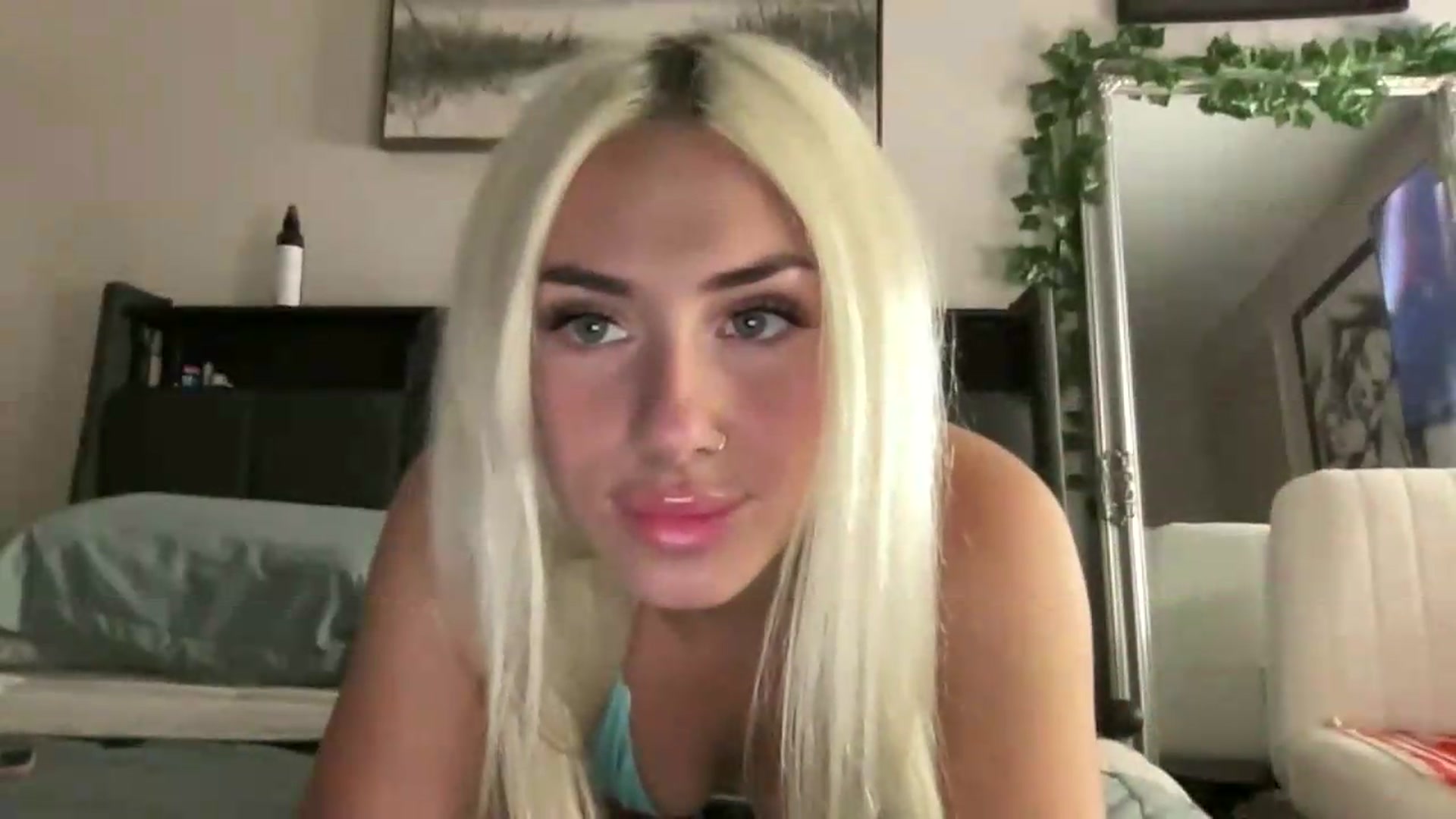 Gallery image thumbnail from kissmykiki's myfreecams stream on, 07/17/2026, 24:53 image 2 of 20