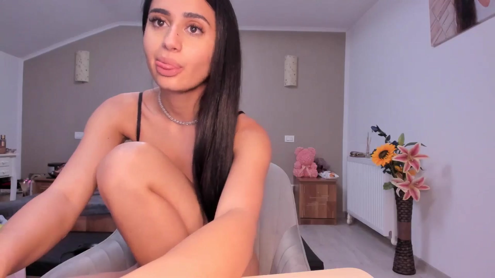 Gallery image thumbnail from kissytease8's myfreecams stream on, 05/15/2025, 24:53 image 15 of 20
