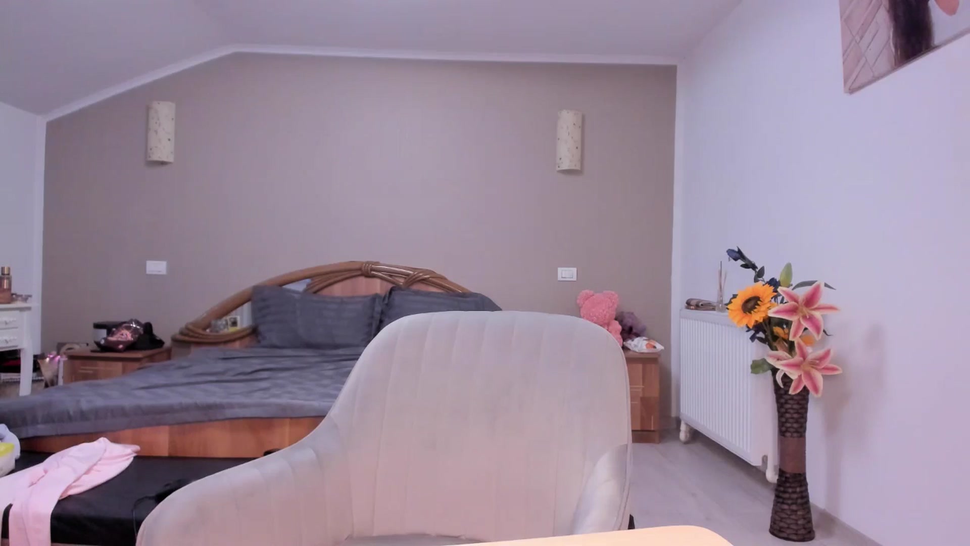 Gallery image thumbnail from kissytease8's myfreecams stream on, 05/15/2025, 24:53 image 3 of 20