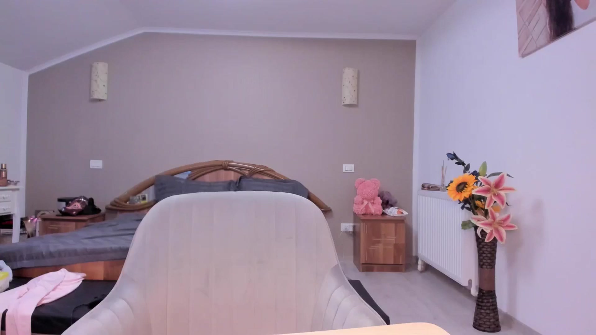 Gallery image thumbnail from kissytease8's myfreecams stream on, 05/15/2025, 24:53 image 18 of 20