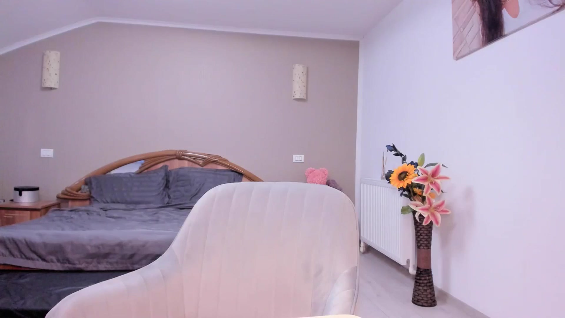 Gallery image thumbnail from kissytease8's myfreecams stream on, 05/20/2025, 24:20 image 19 of 20