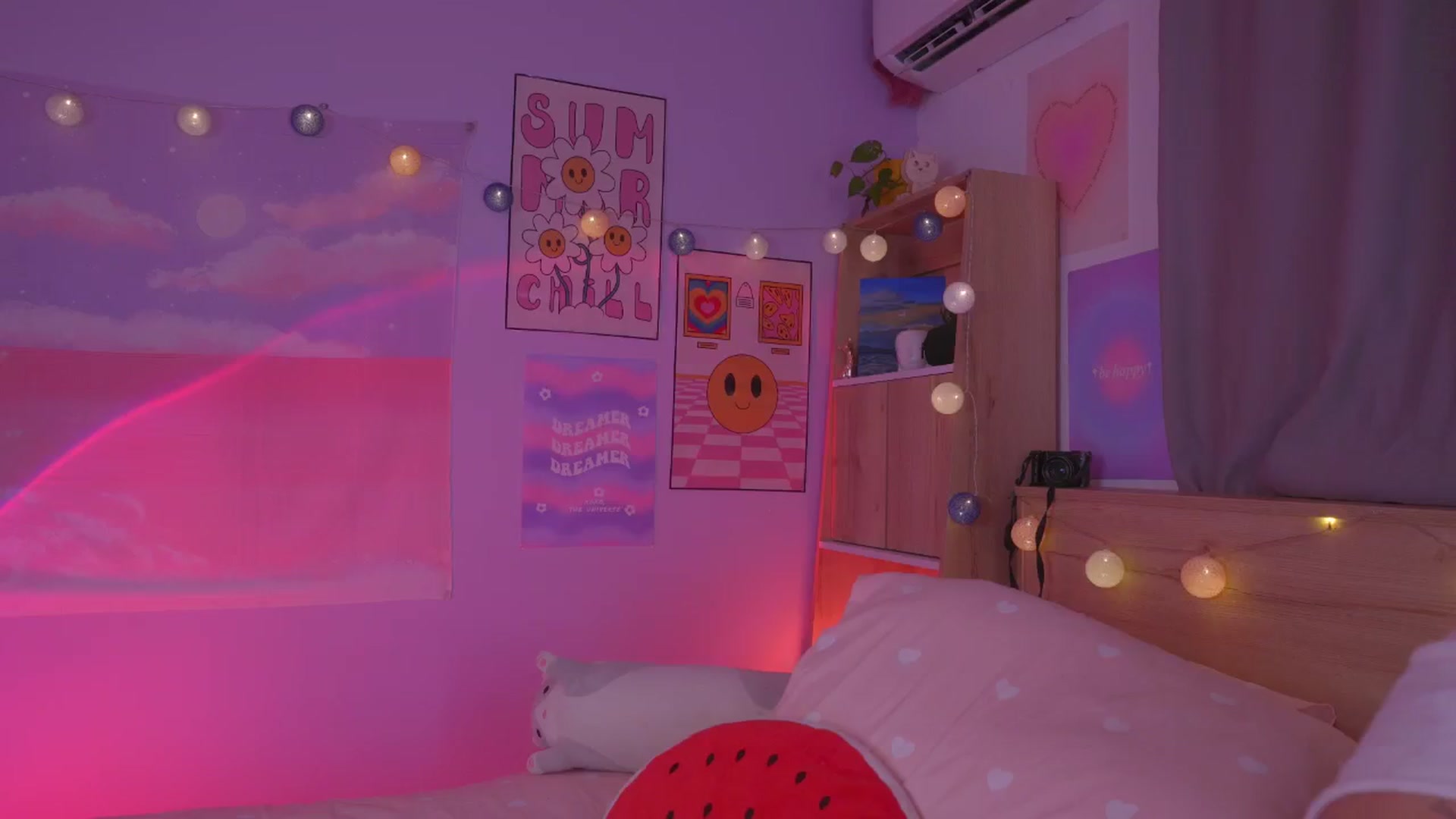 Gallery image thumbnail from kittennmoon's myfreecams stream on, 07/31/2024, 24:01 image 17 of 20