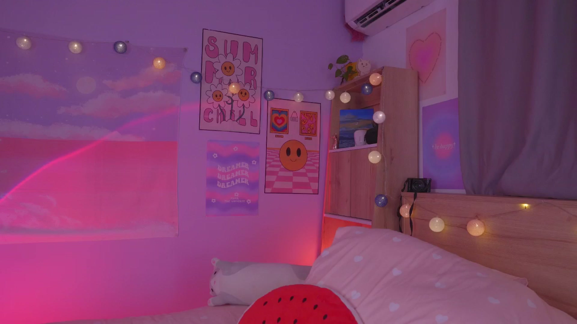 Gallery image thumbnail from kittennmoon's myfreecams stream on, 07/31/2024, 24:01 image 16 of 20