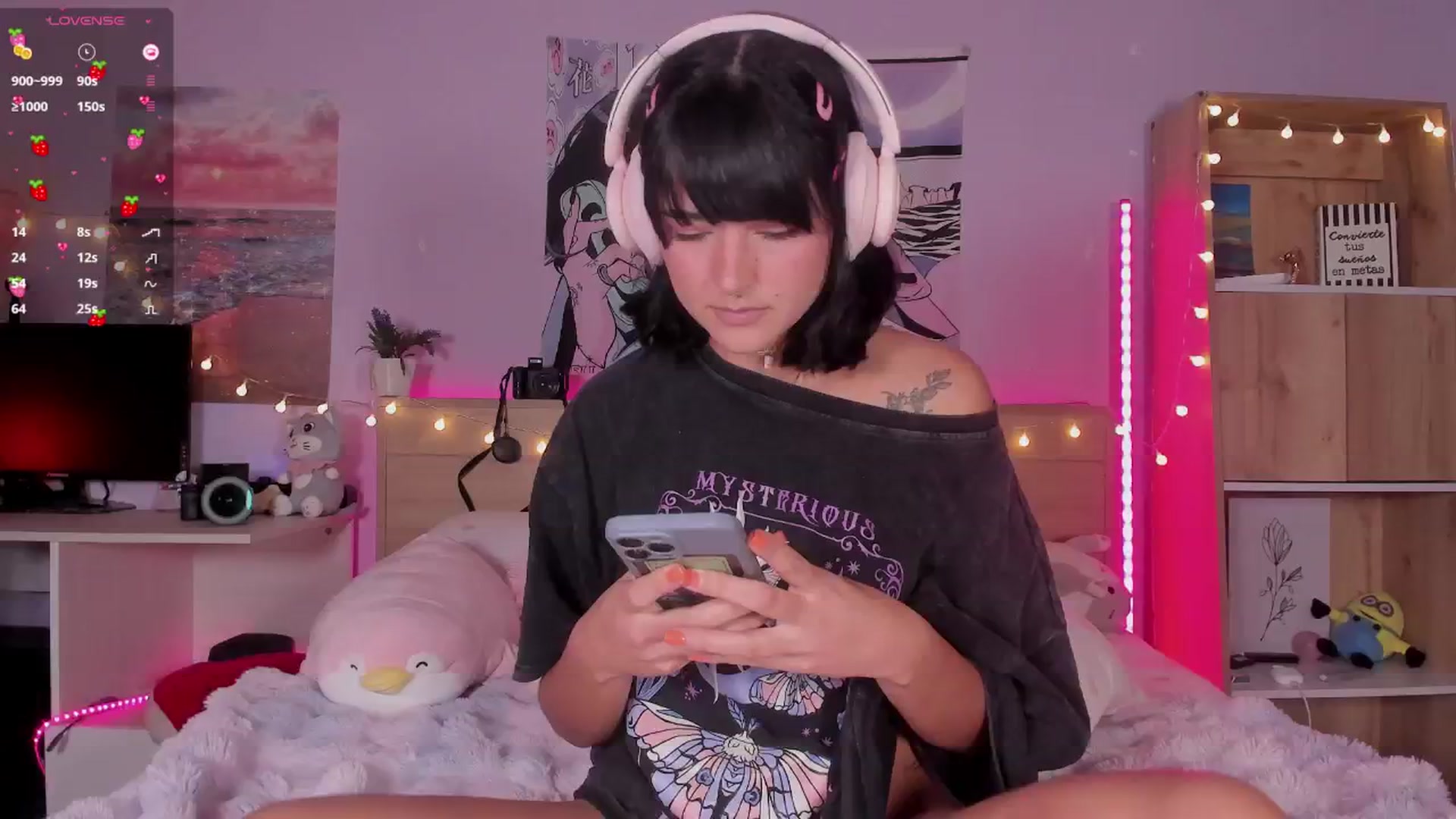 Gallery image thumbnail from kittennmoon's myfreecams stream on, 12/18/2024, 07:10 image 16 of 20