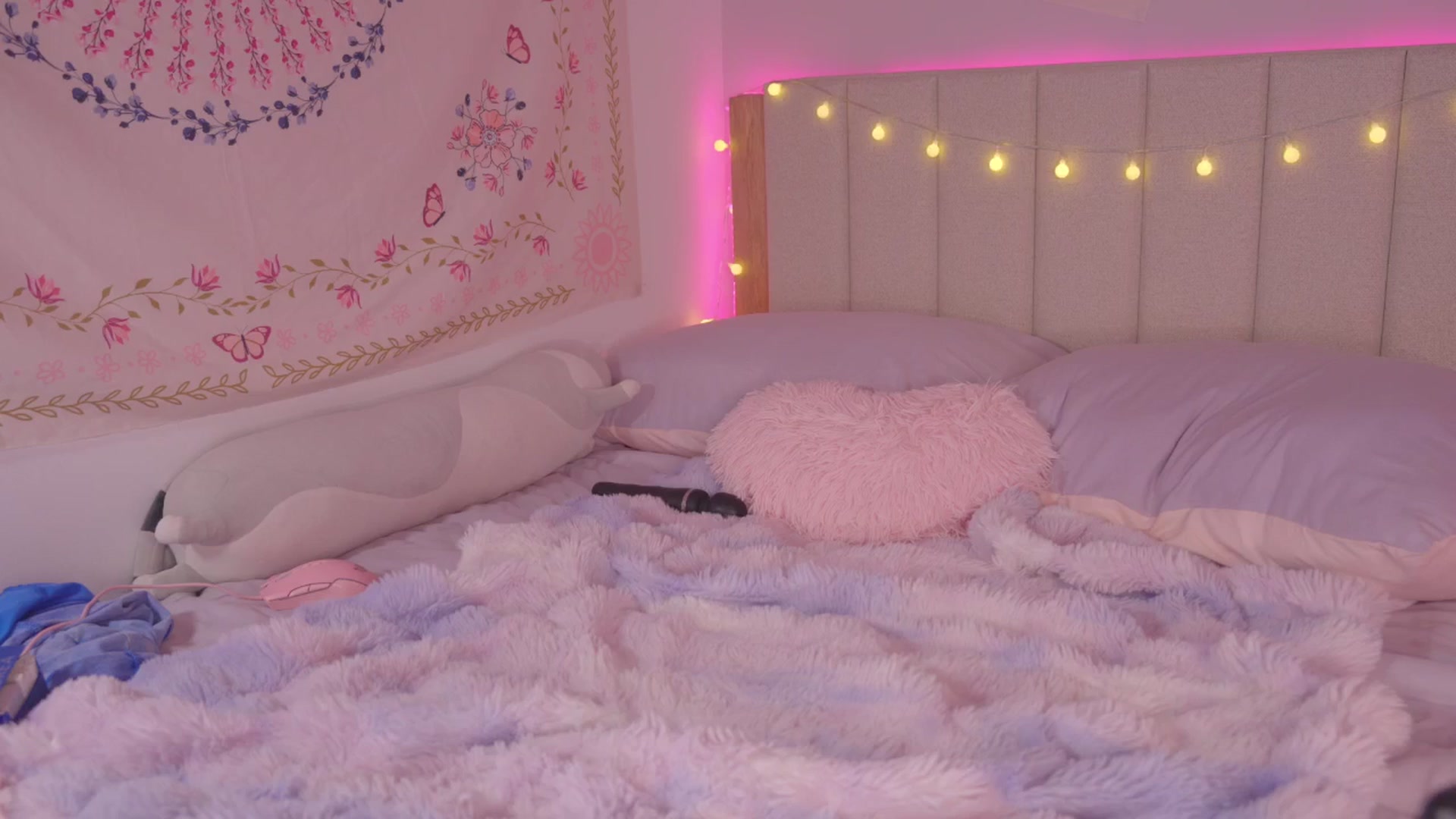 Gallery image thumbnail from kittennmoon's myfreecams stream on, 03/11/2025, 04:24 image 16 of 20