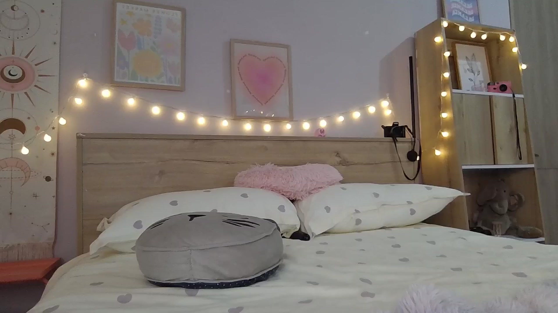 Gallery image thumbnail from kittennmoon's myfreecams stream on, 06/11/2025, 24:02 image 14 of 20