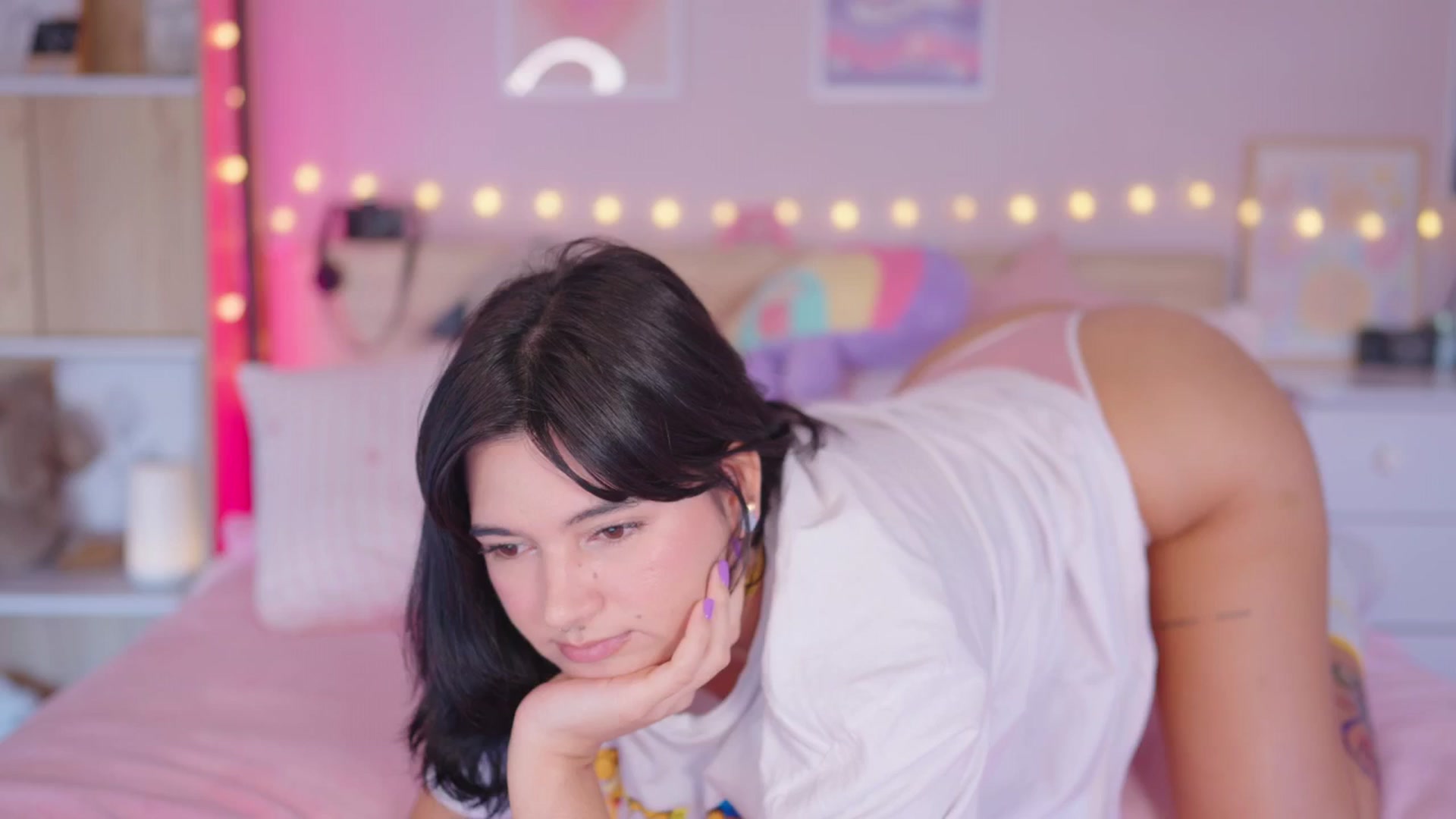 Gallery image thumbnail from kittennmoon's myfreecams stream on, 11/09/2025, 20:04 image 1 of 20