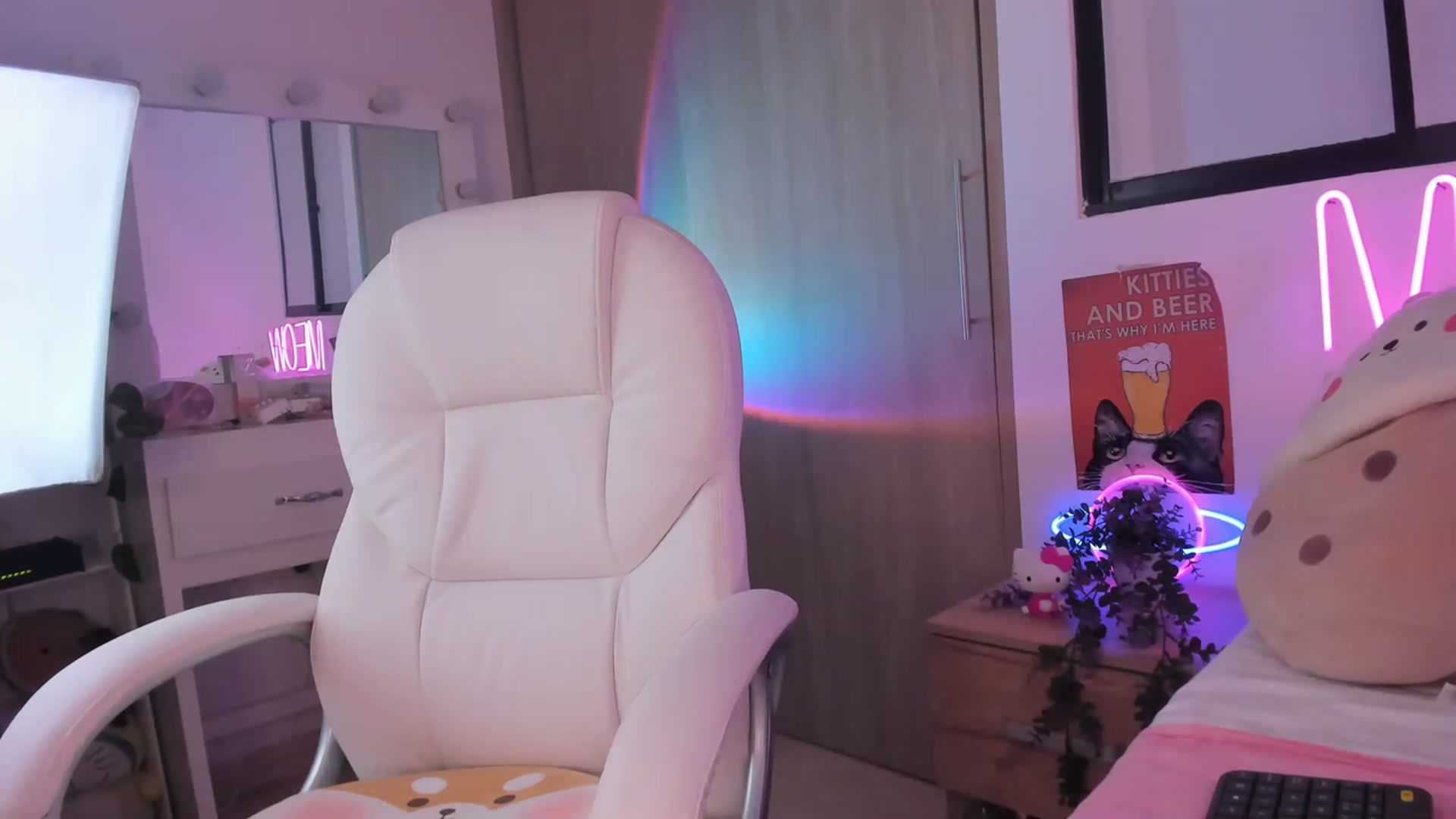 Gallery image thumbnail from kittieEVIL's myfreecams stream on, 11/22/2022, 01:32 image 3 of 20