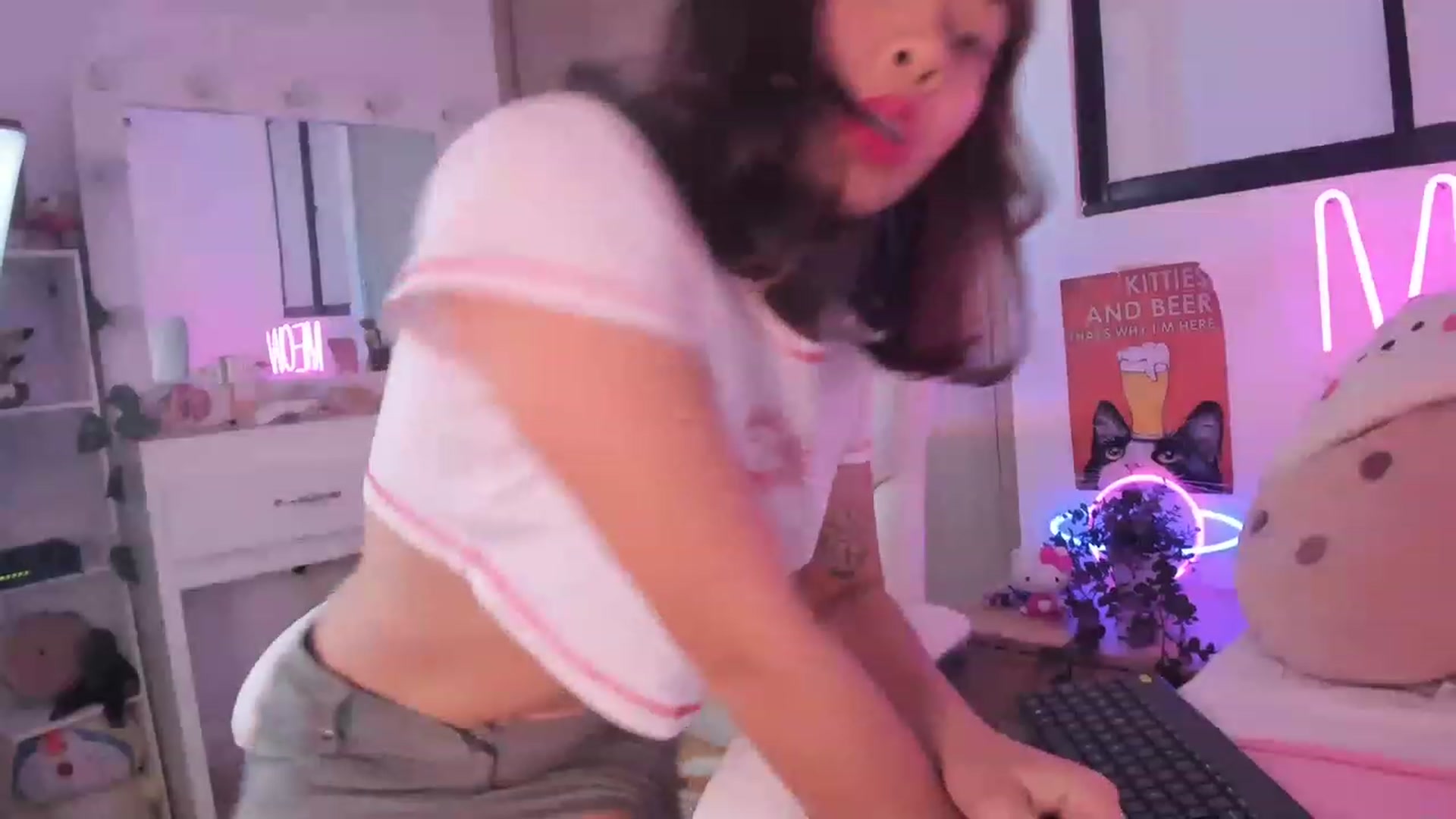 Gallery image thumbnail from kittieEVIL's myfreecams stream on, 11/22/2022, 01:32 image 10 of 20