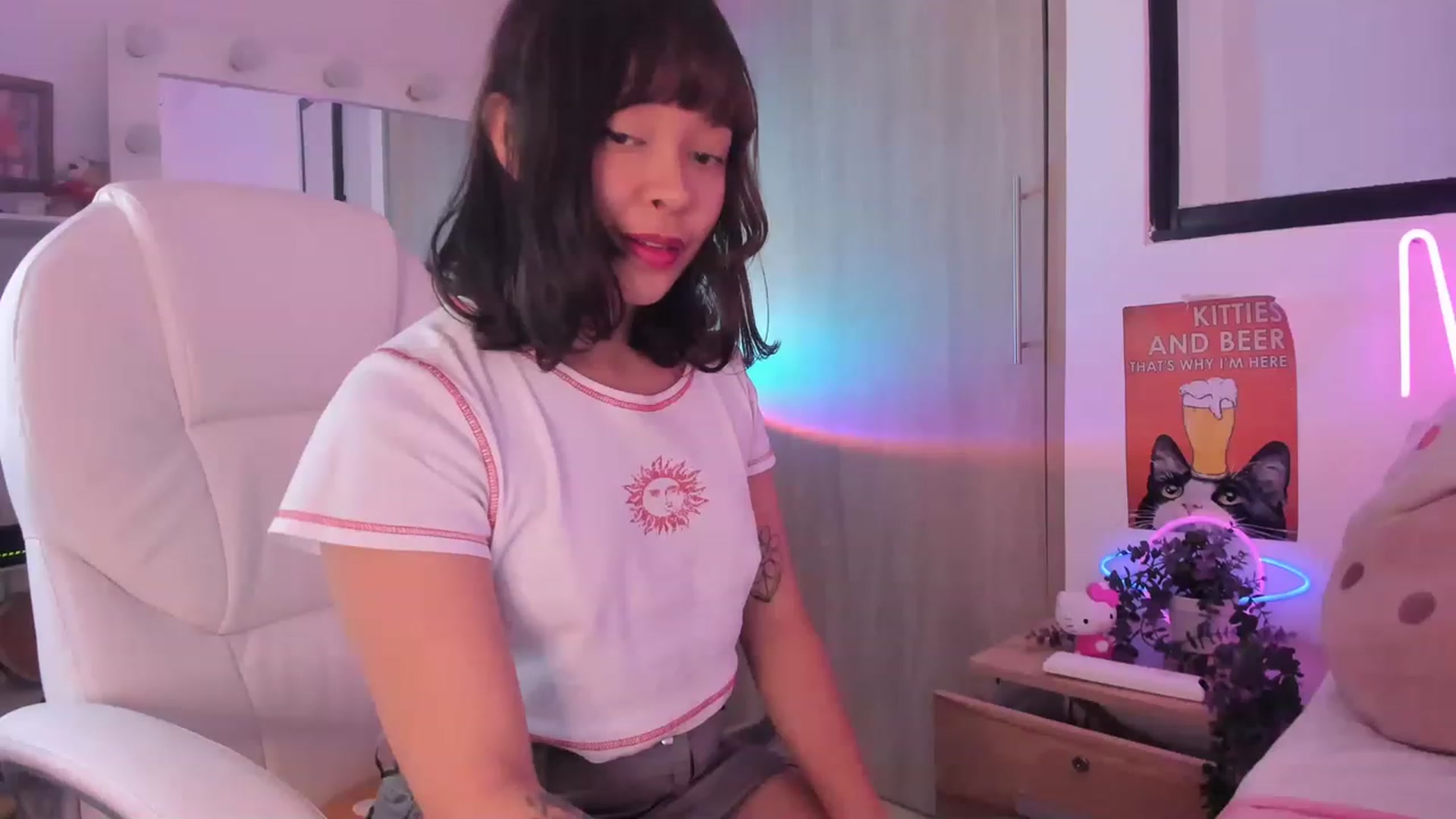 Gallery image thumbnail from kittieEVIL's myfreecams stream on, 11/22/2022, 02:34 image 16 of 20