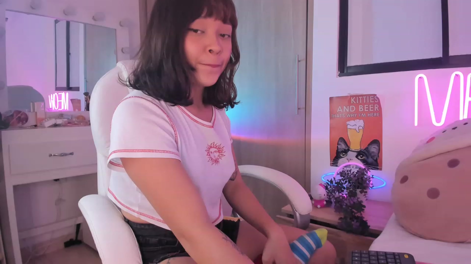 Gallery image thumbnail from kittieEVIL's myfreecams stream on, 11/22/2022, 05:00 image 6 of 20