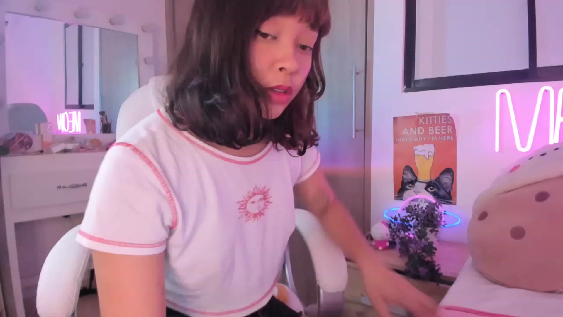 Gallery image thumbnail from kittieEVIL's myfreecams stream on, 11/22/2022, 05:00 image 17 of 20