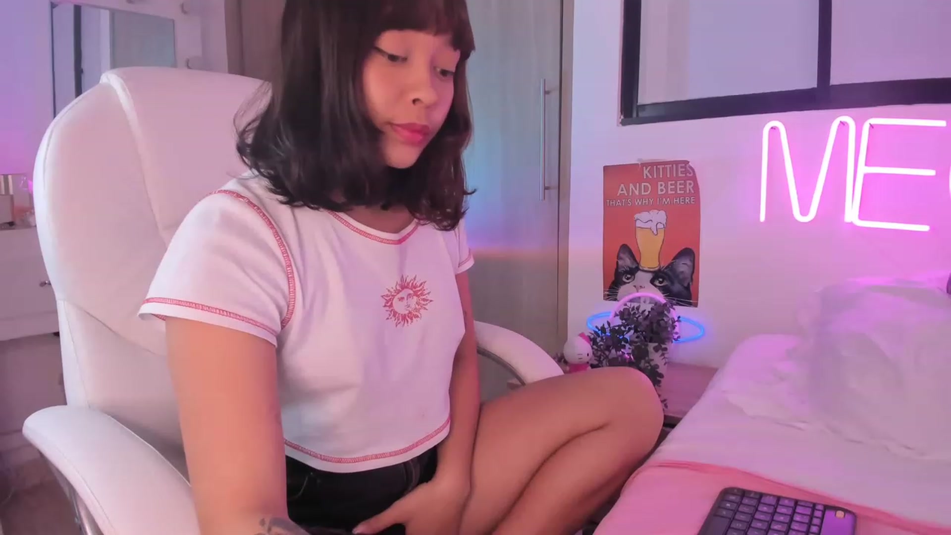 Gallery image thumbnail from kittieEVIL's myfreecams stream on, 11/22/2022, 06:09 image 9 of 20