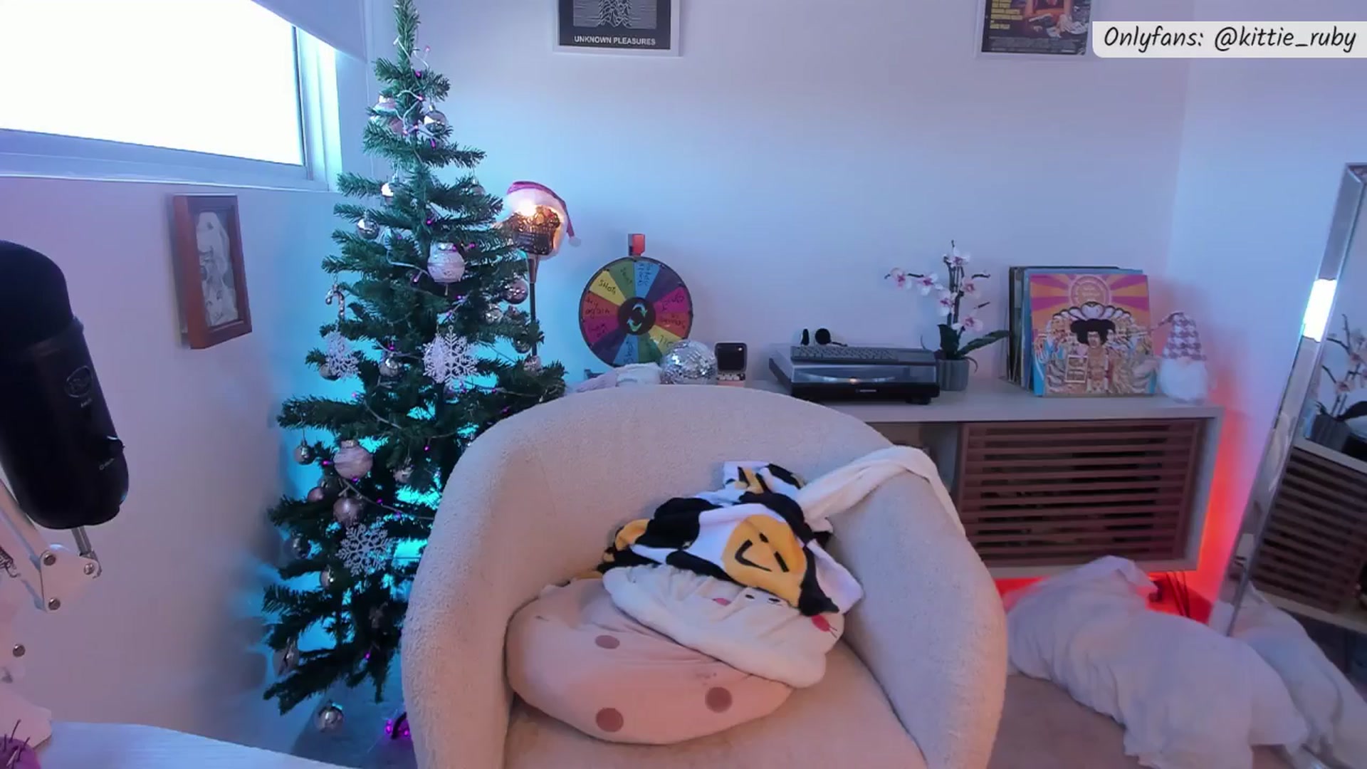 Gallery image thumbnail from kittieEVIL's myfreecams stream on, 12/26/2025, 18:13 image 3 of 20