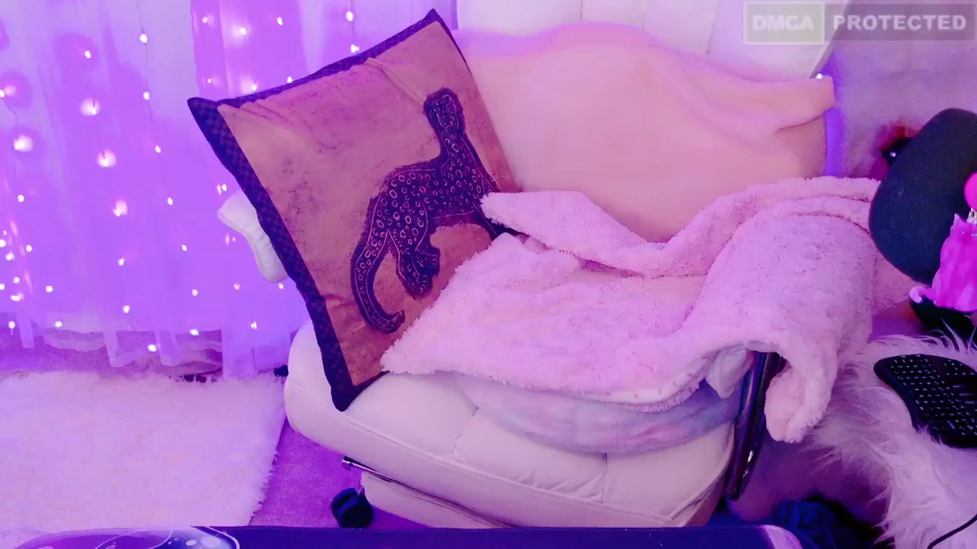 Gallery image thumbnail from kitty_'s myfreecams stream on, 02/01/2025, 10:21 image 7 of 20