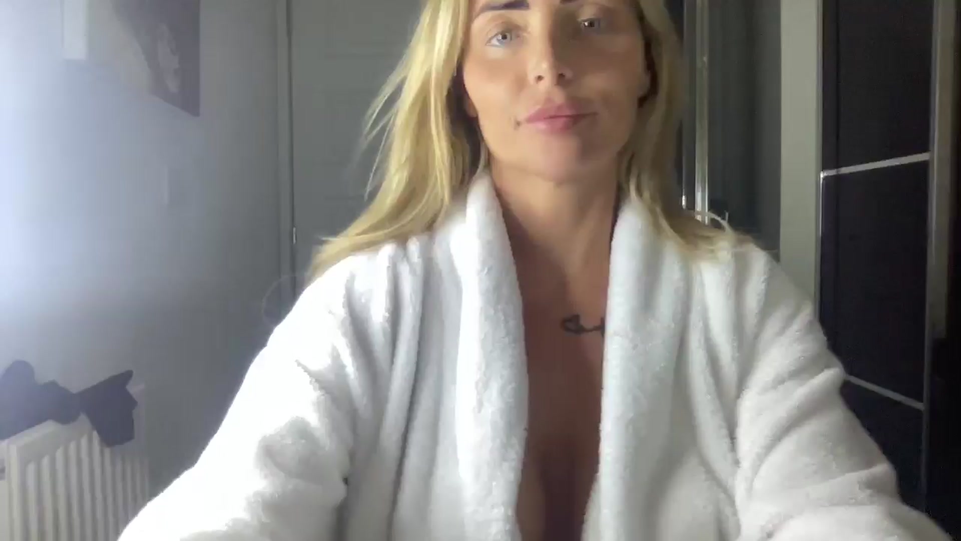 Gallery image thumbnail from kittycatxx's myfreecams stream on, 12/29/2024, 21:21 image 14 of 20