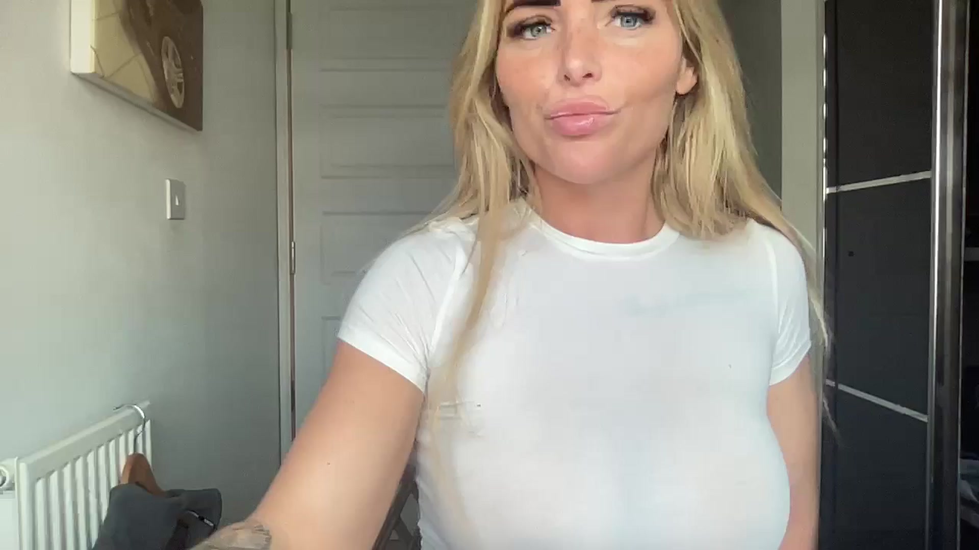 Gallery image thumbnail from kittycatxx's myfreecams stream on, 01/11/2025, 10:21 image 6 of 20