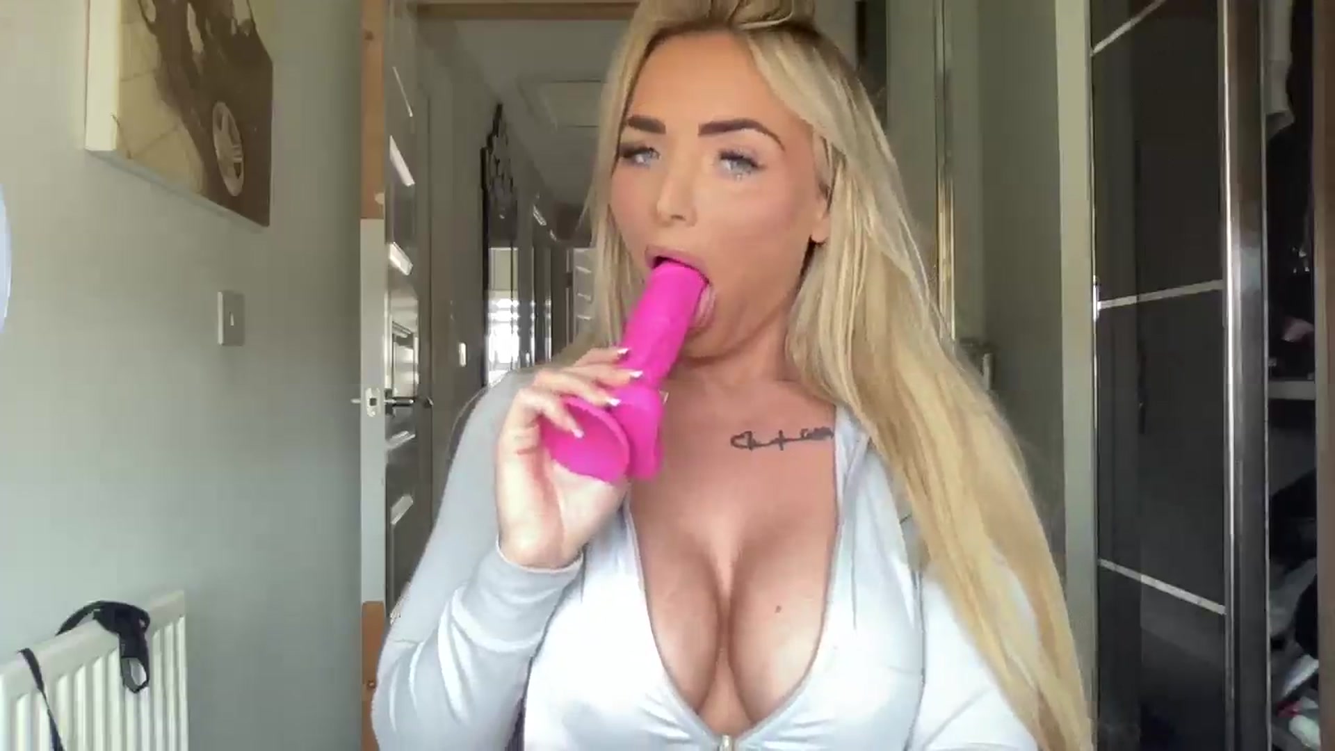 Gallery image thumbnail from kittycatxx's myfreecams stream on, 02/14/2025, 12:02 image 7 of 20