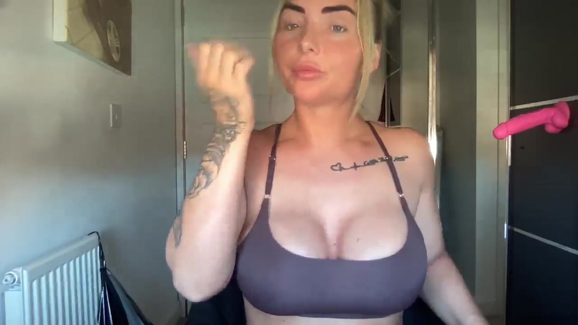 Gallery image thumbnail from kittycatxx's myfreecams stream on, 02/24/2025, 13:17 image 14 of 20