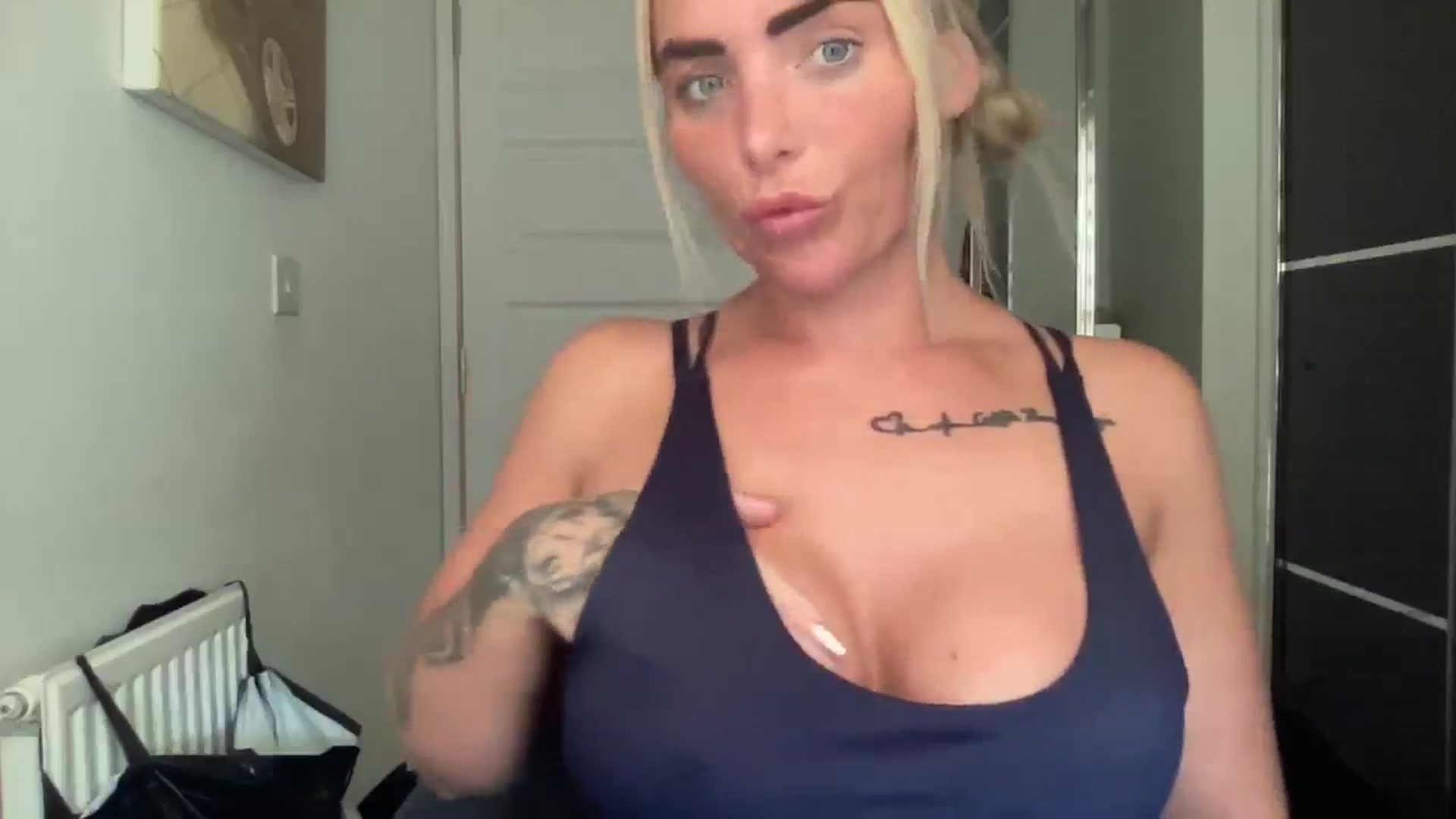 Gallery image thumbnail from kittycatxx's myfreecams stream on, 03/11/2025, 12:18 image 17 of 20