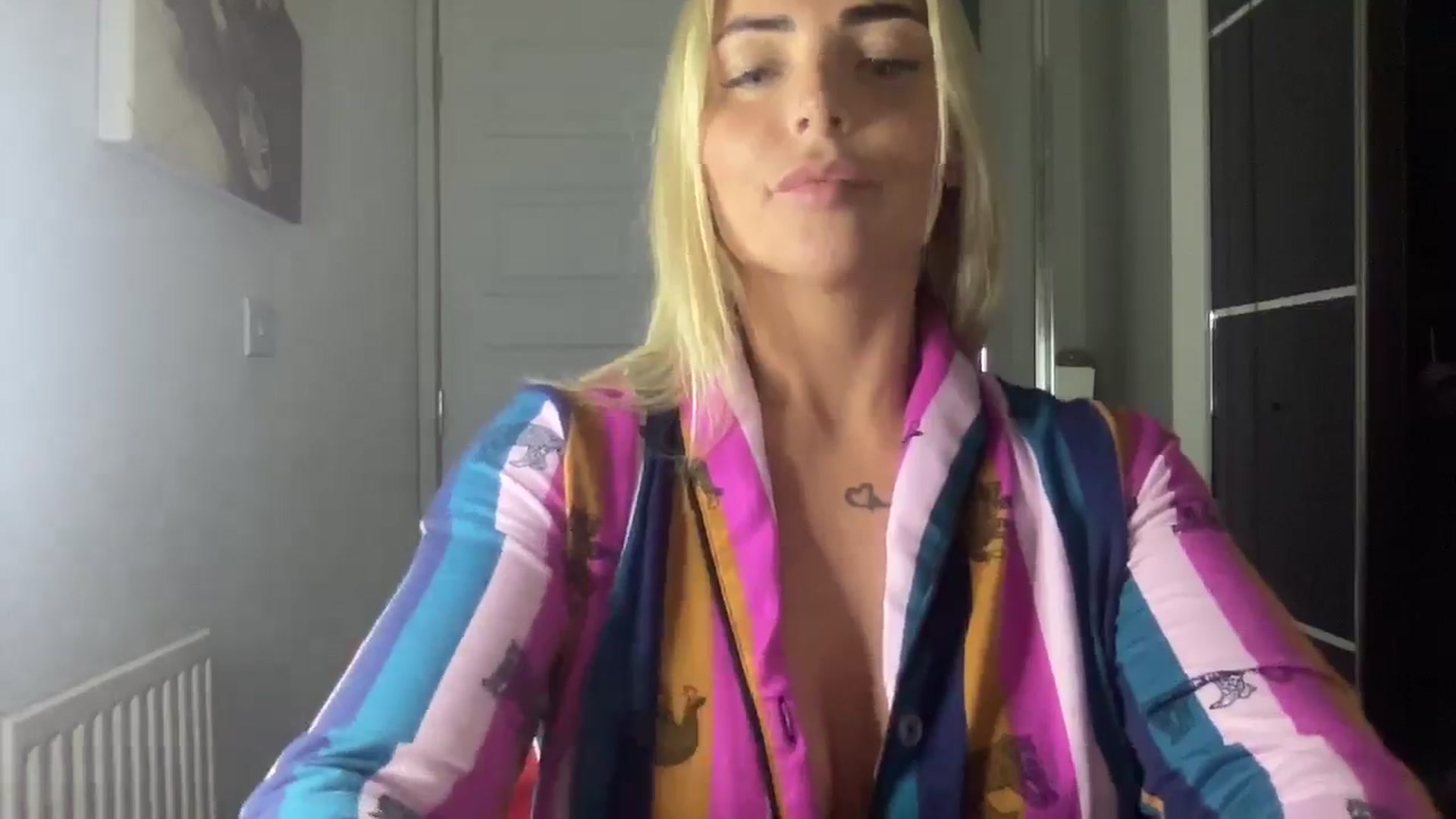 Gallery image thumbnail from kittycatxx's myfreecams stream on, 03/24/2025, 20:58 image 15 of 20
