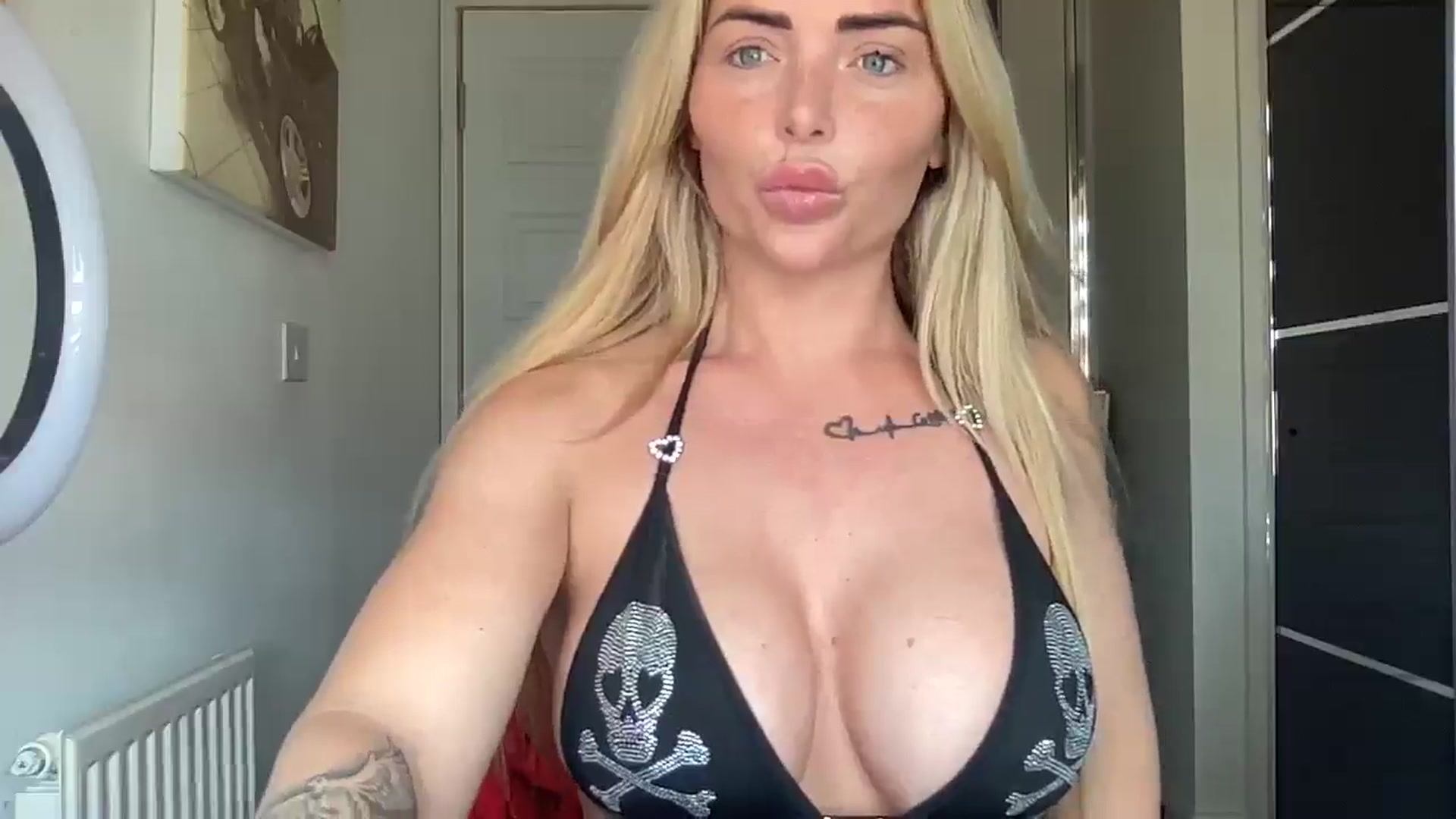 Gallery image thumbnail from kittycatxx's myfreecams stream on, 04/13/2025, 10:01 image 11 of 20