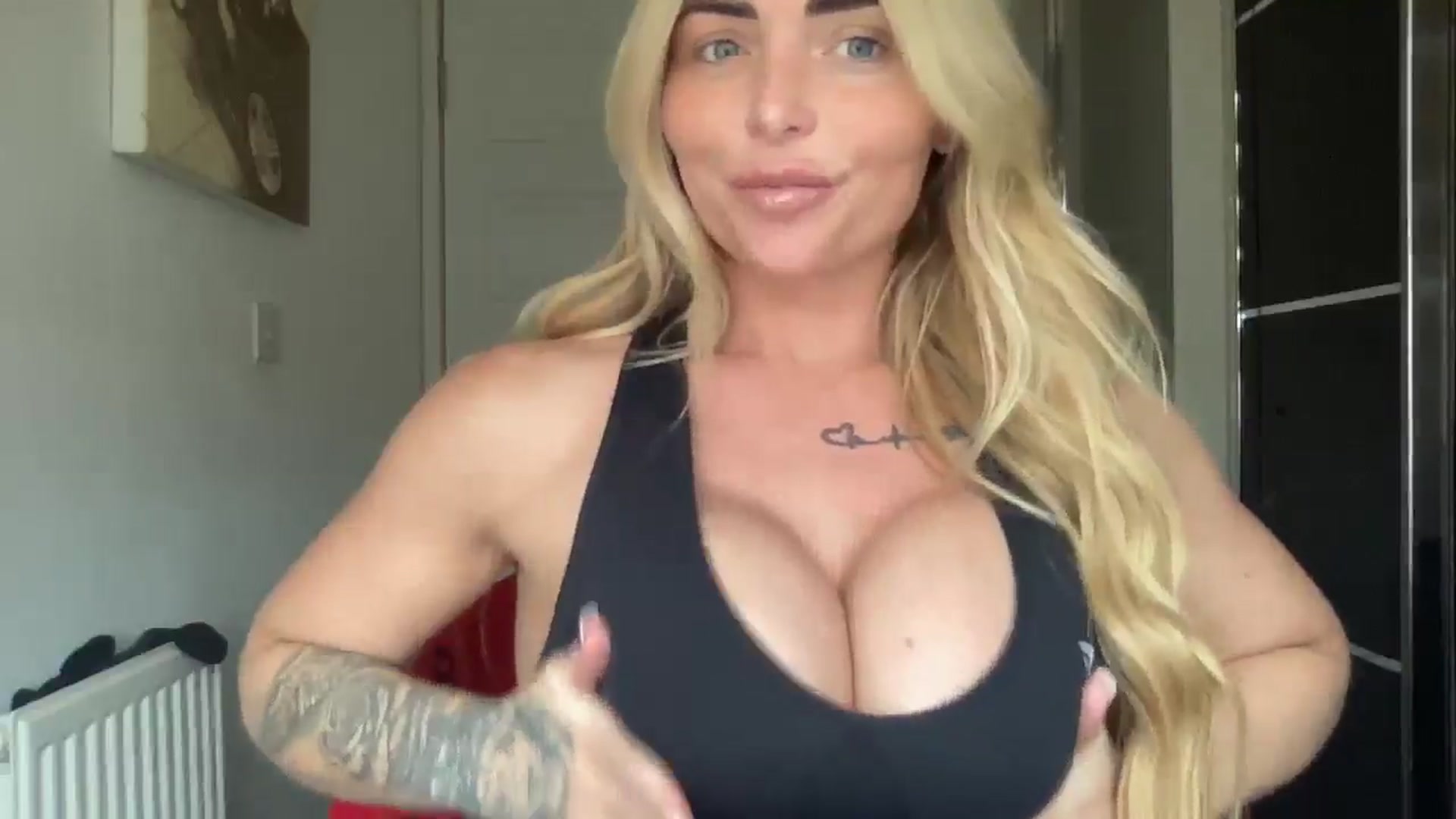 Gallery image thumbnail from kittycatxx's myfreecams stream on, 04/16/2025, 13:42 image 11 of 20