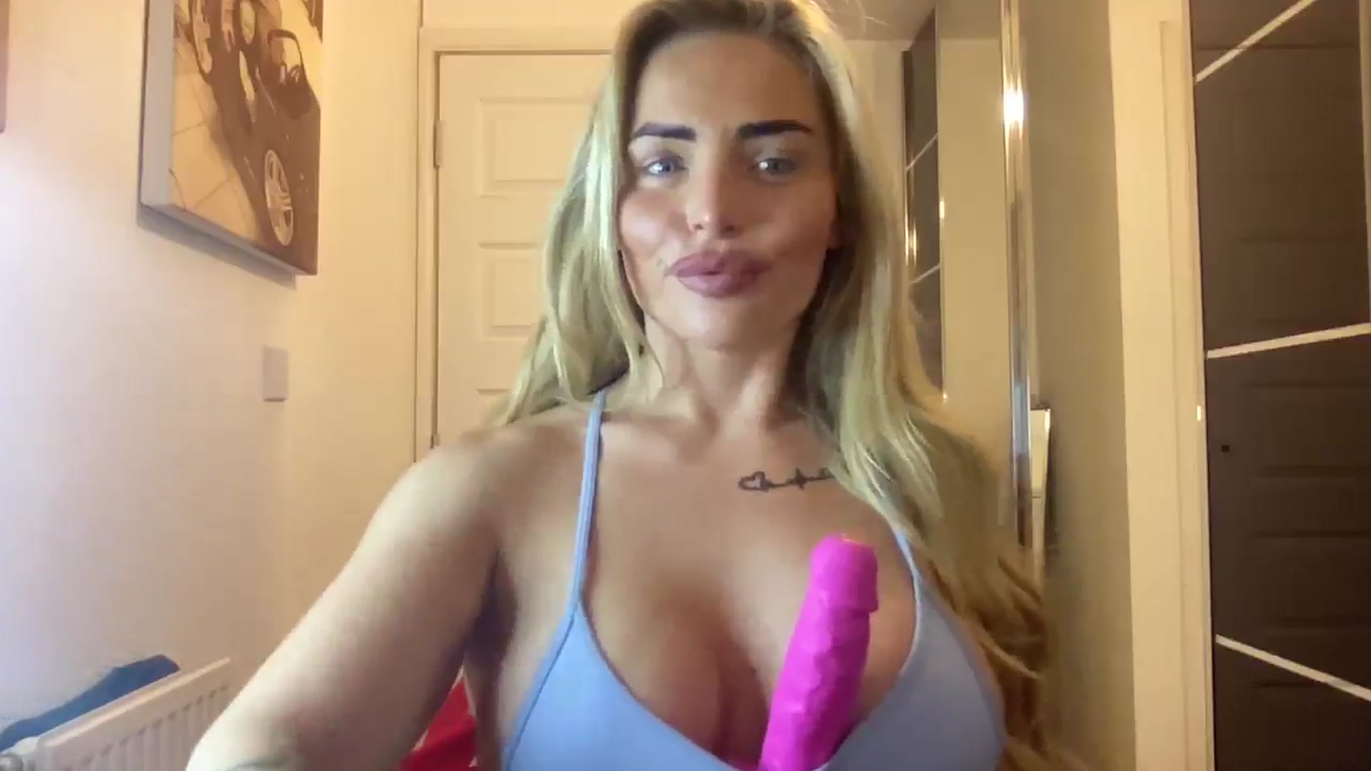 Gallery image thumbnail from kittycatxx's myfreecams stream on, 04/20/2025, 19:41 image 19 of 20