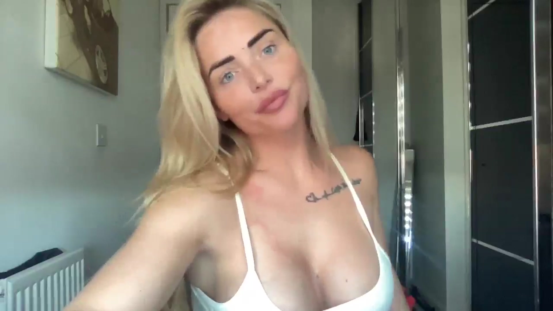 Gallery image thumbnail from kittycatxx's myfreecams stream on, 04/21/2025, 18:29 image 7 of 20