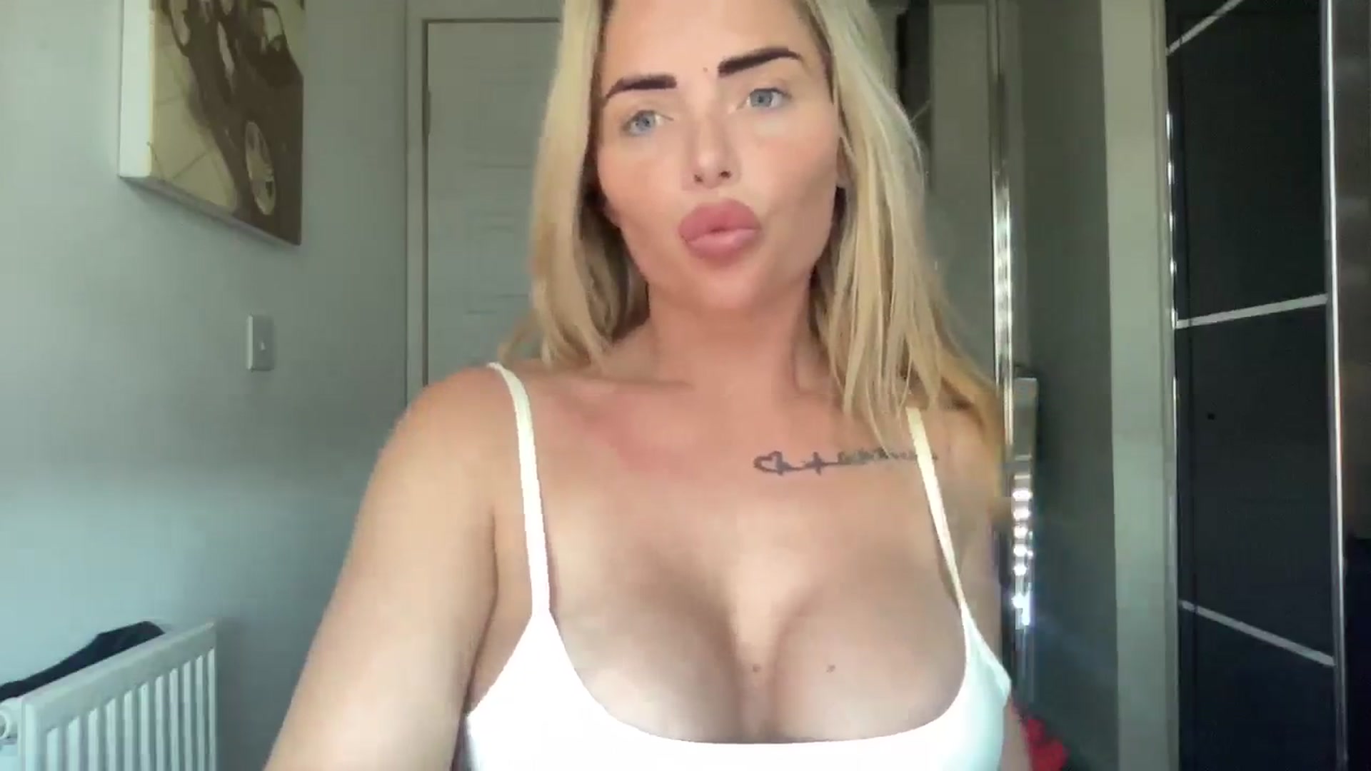 Gallery image thumbnail from kittycatxx's myfreecams stream on, 04/21/2025, 18:29 image 16 of 20
