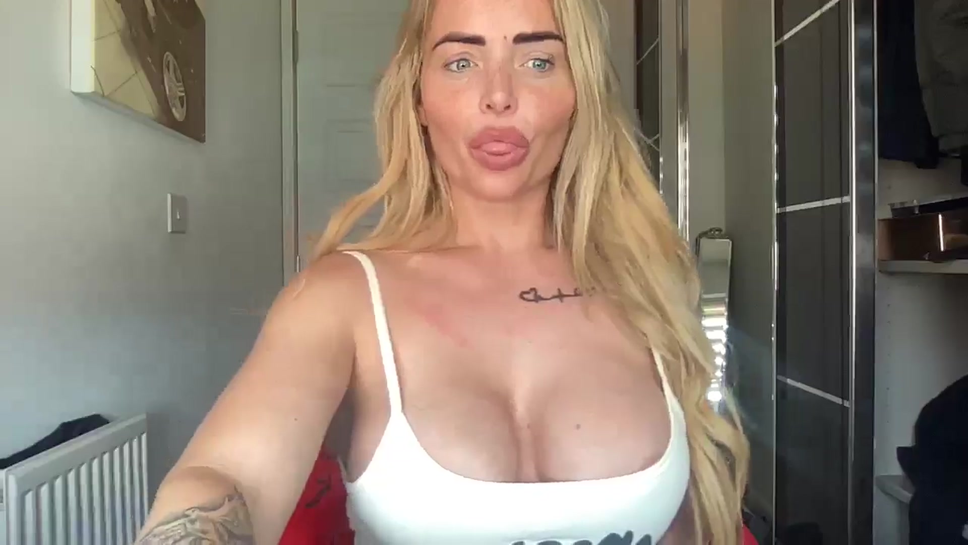 Gallery image thumbnail from kittycatxx's myfreecams stream on, 04/22/2025, 12:42 image 9 of 20
