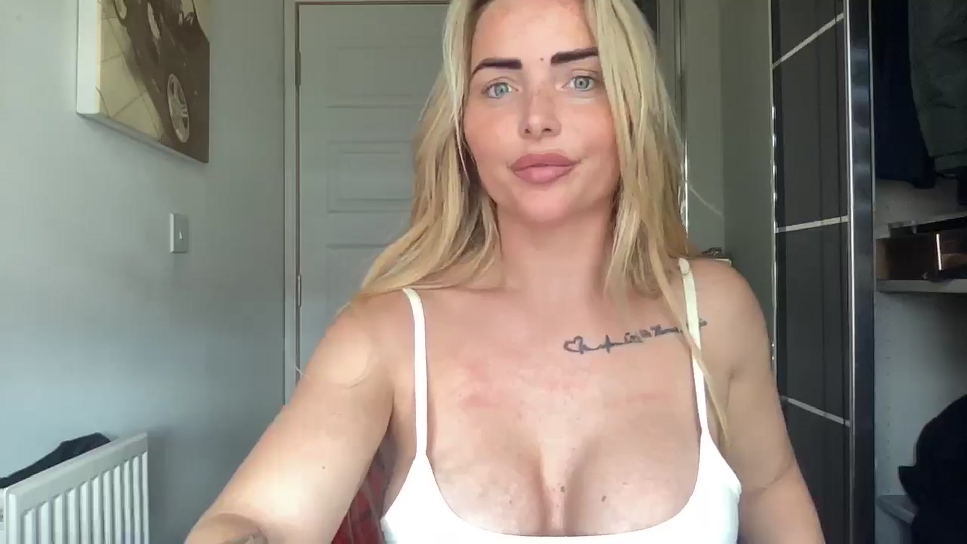 Gallery image thumbnail from kittycatxx's myfreecams stream on, 04/22/2025, 12:42 image 13 of 20