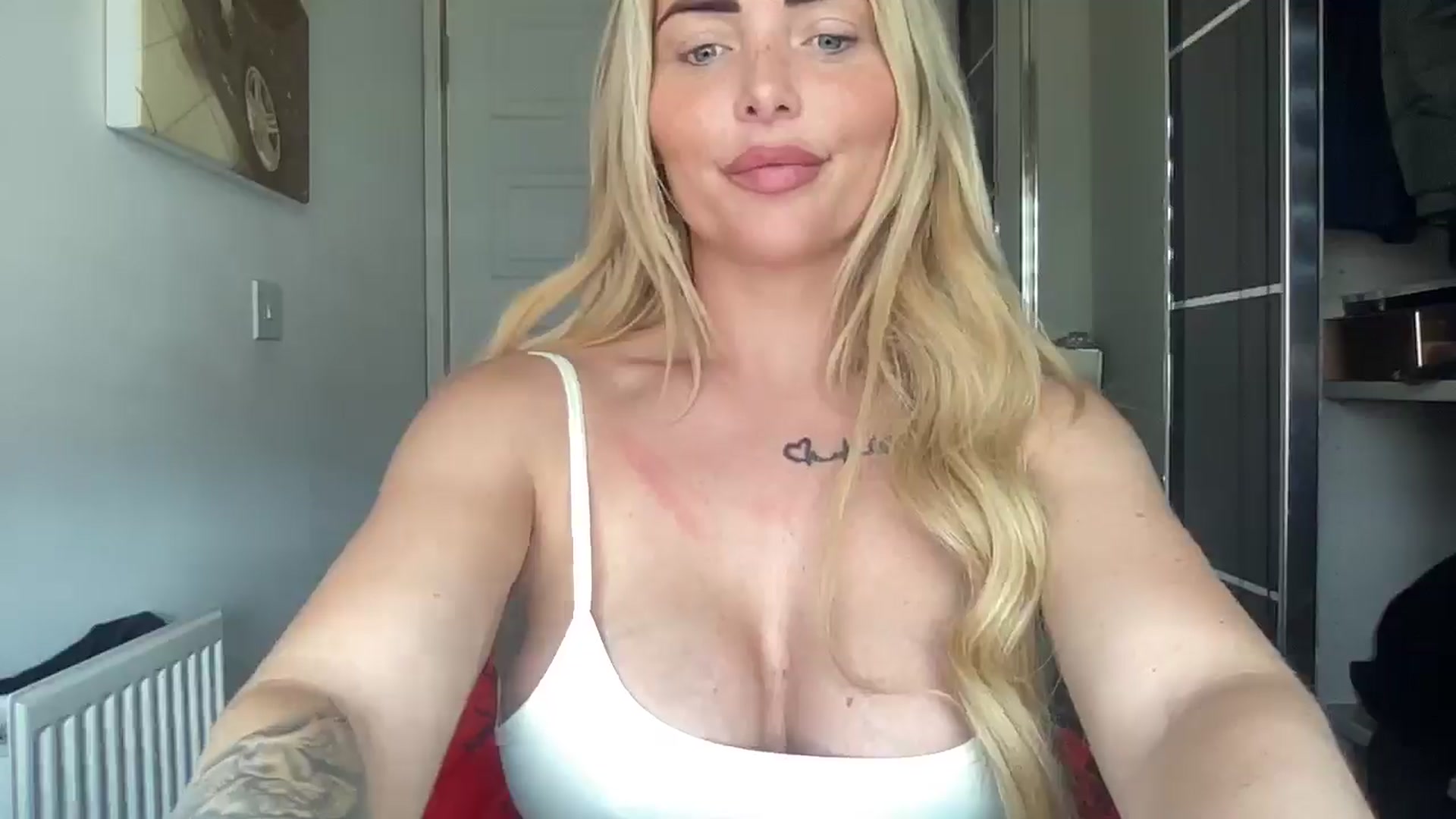 Gallery image thumbnail from kittycatxx's myfreecams stream on, 04/22/2025, 12:42 image 6 of 20
