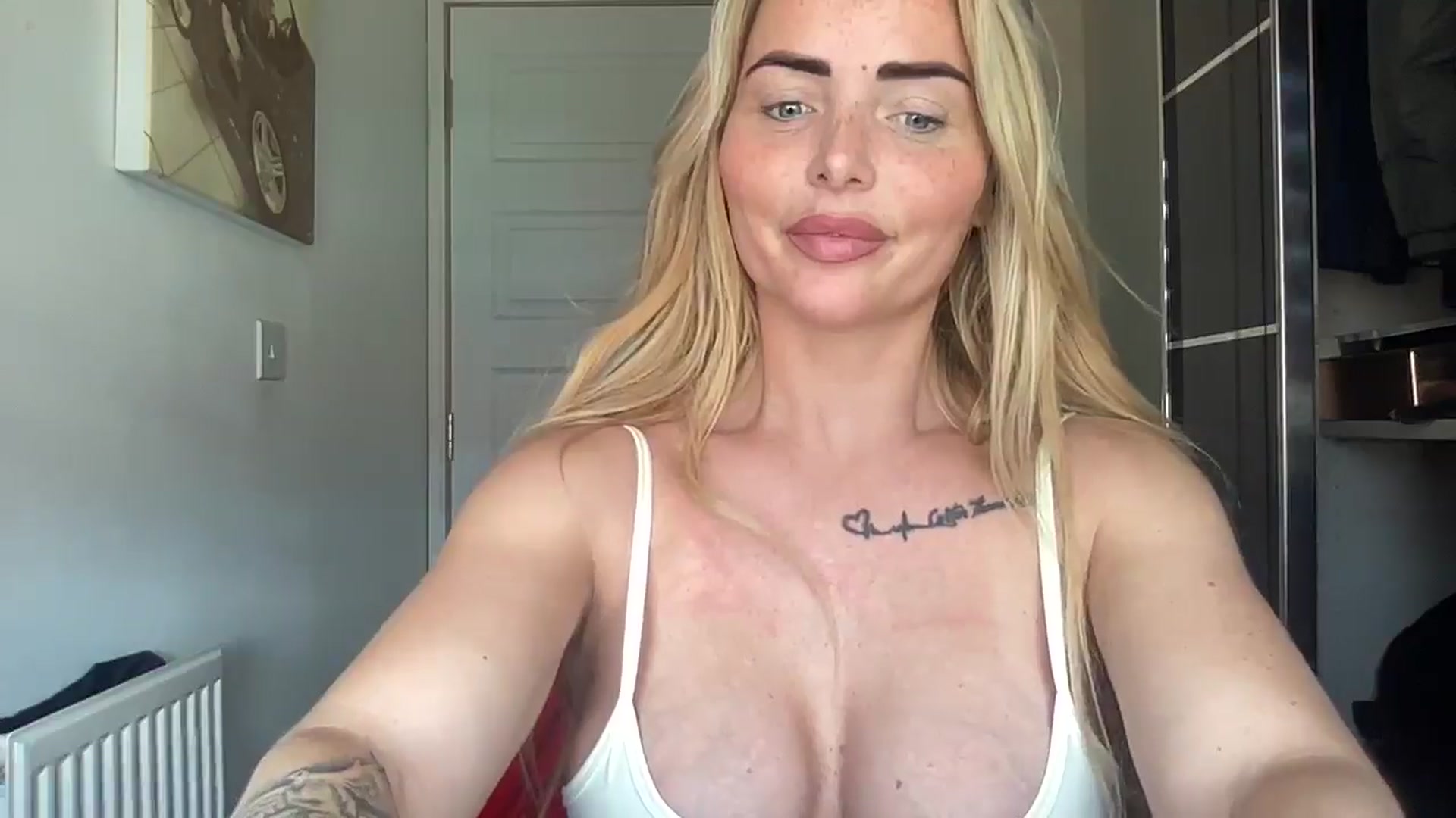 Gallery image thumbnail from kittycatxx's myfreecams stream on, 04/22/2025, 12:42 image 12 of 20