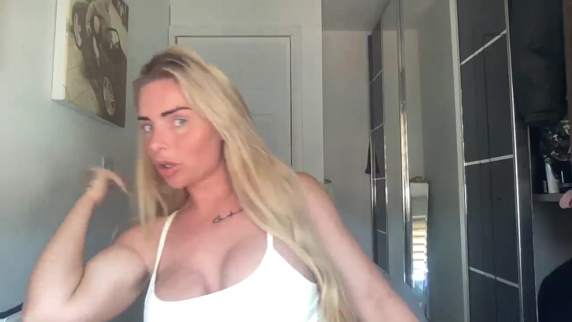 Gallery image thumbnail from kittycatxx's myfreecams stream on, 04/25/2025, 10:34 image 8 of 20