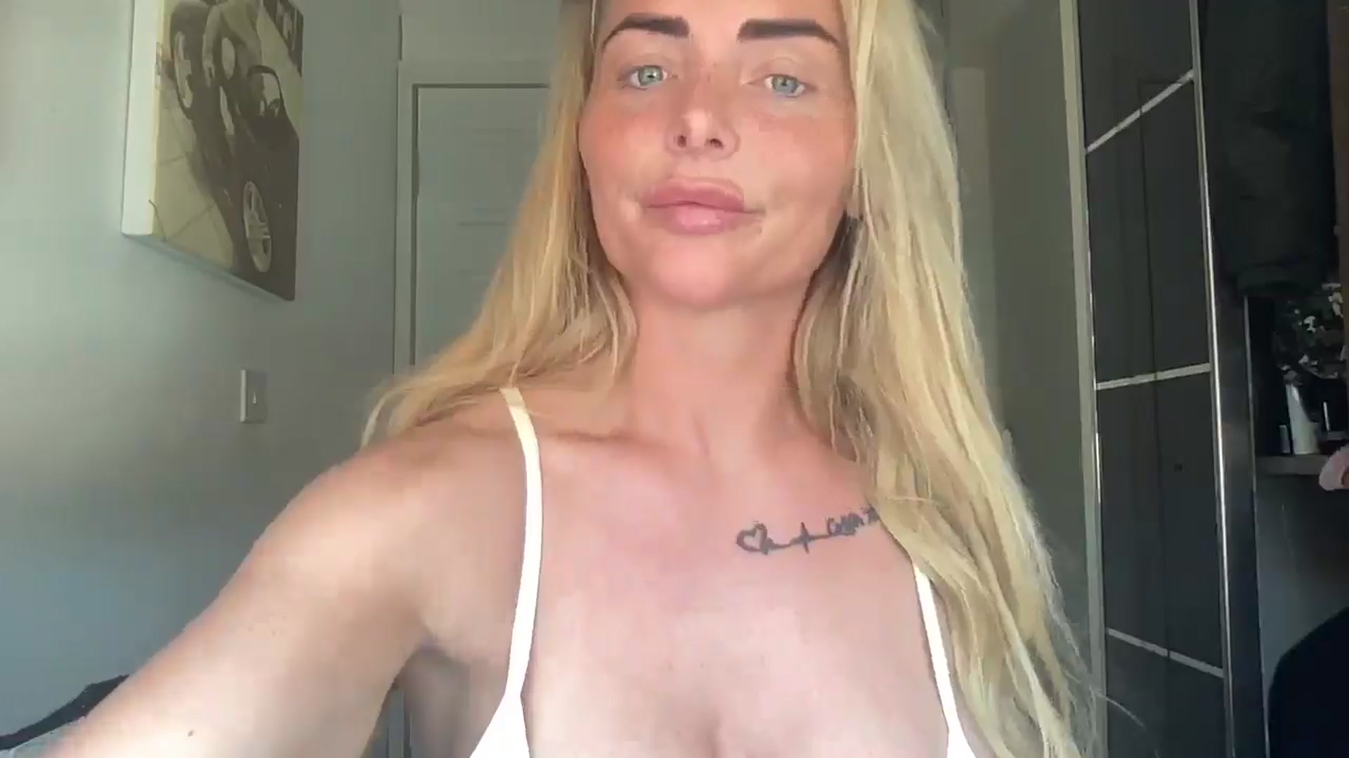 Gallery image thumbnail from kittycatxx's myfreecams stream on, 04/25/2025, 10:34 image 3 of 20