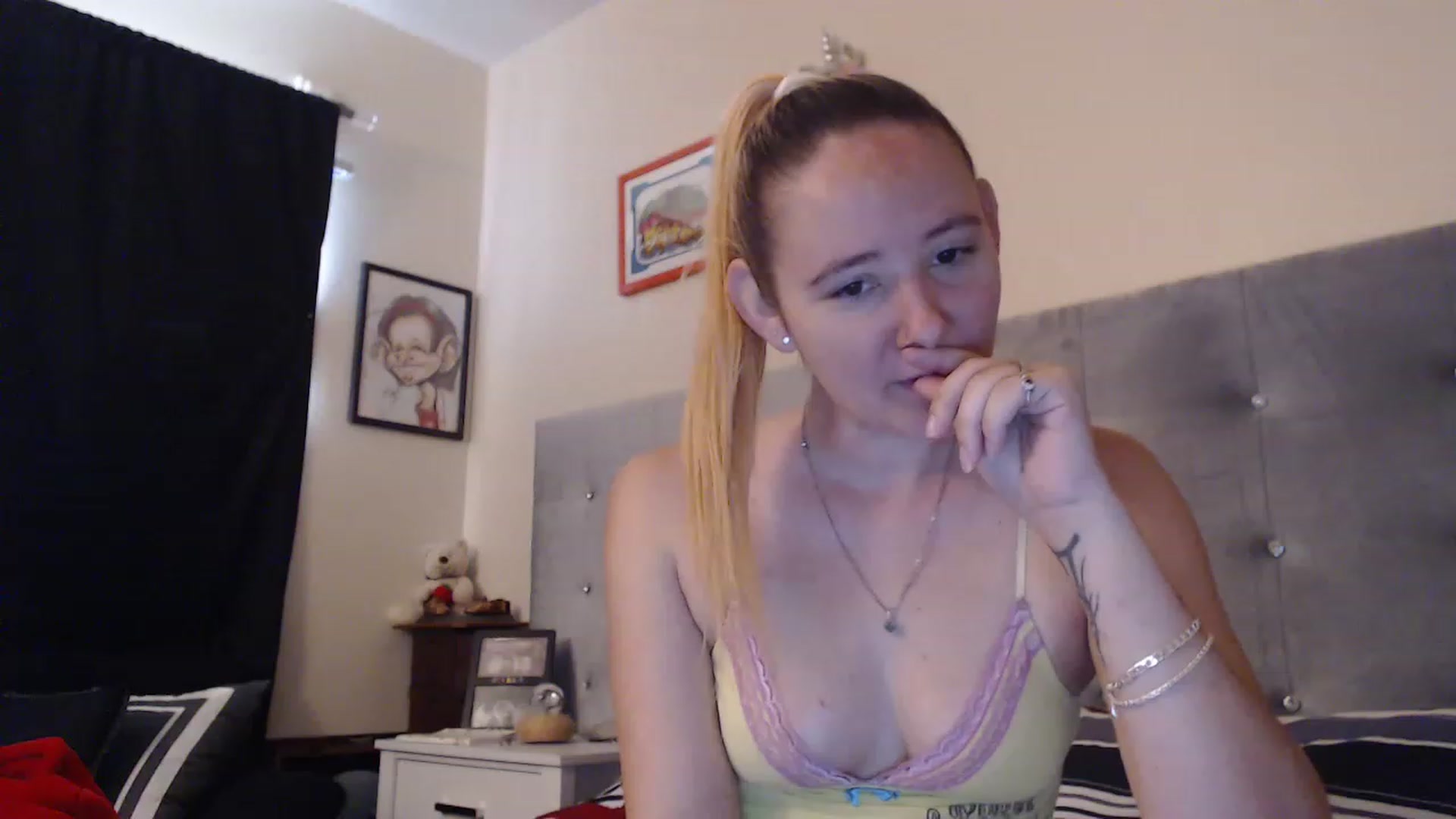 Gallery image thumbnail from kittykimba's myfreecams stream on, 01/16/2023, 17:01 image 10 of 20