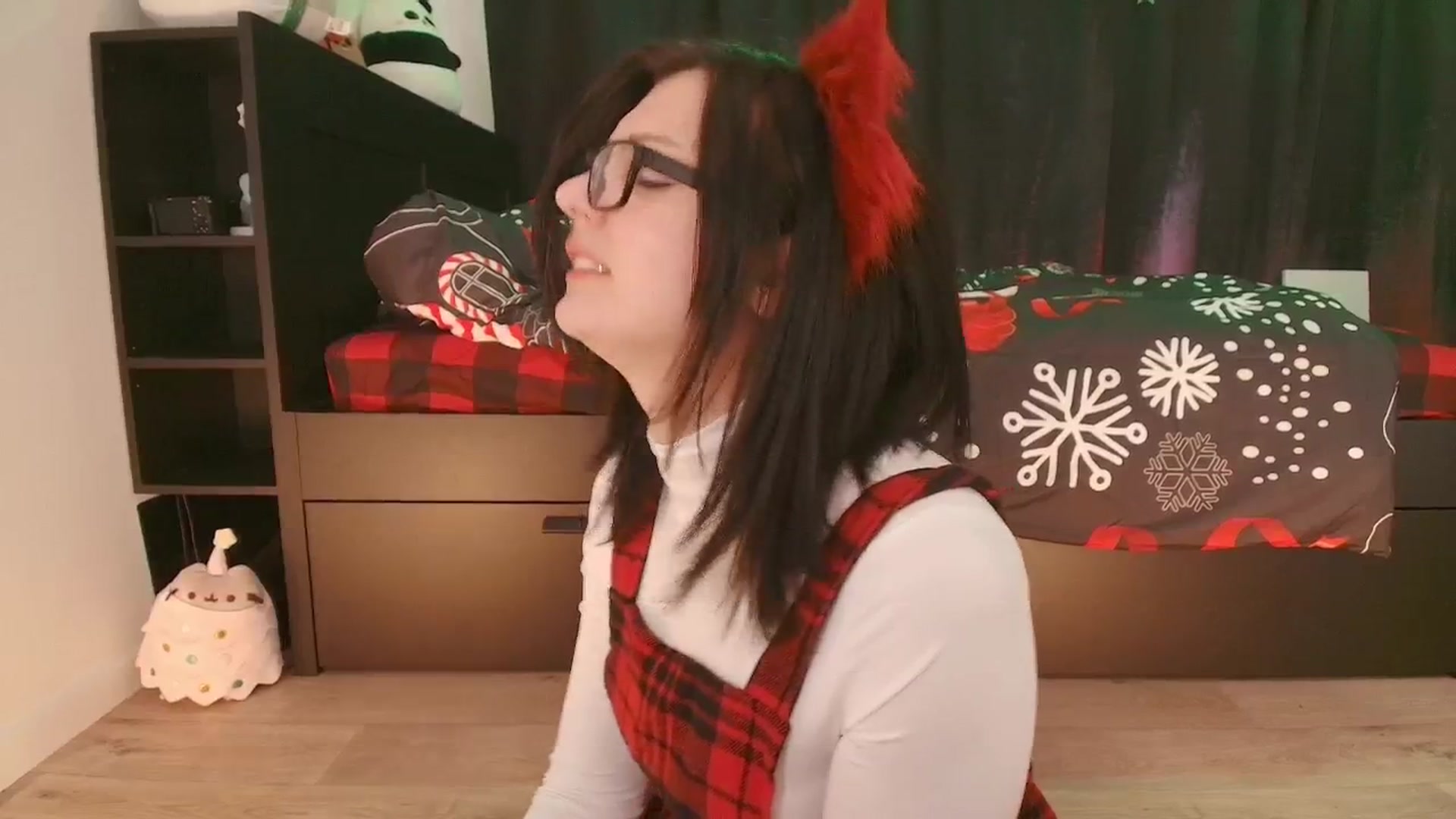 Gallery image thumbnail from kriskringle's myfreecams stream on, 12/05/2025, 05:24 image 5 of 20