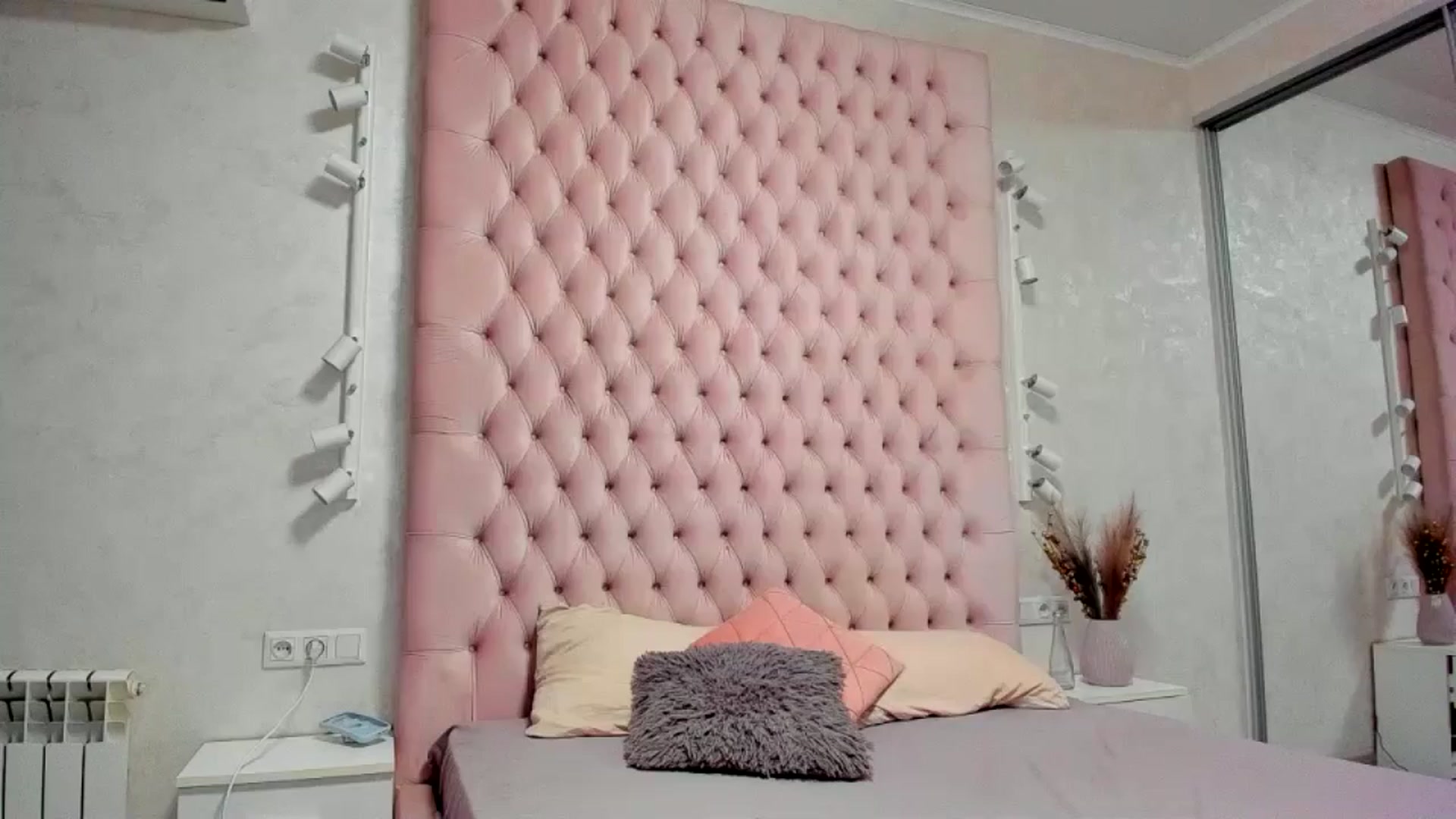 Gallery image thumbnail from kristy_peach's myfreecams stream on, 10/01/2024, 14:52 image 1 of 20