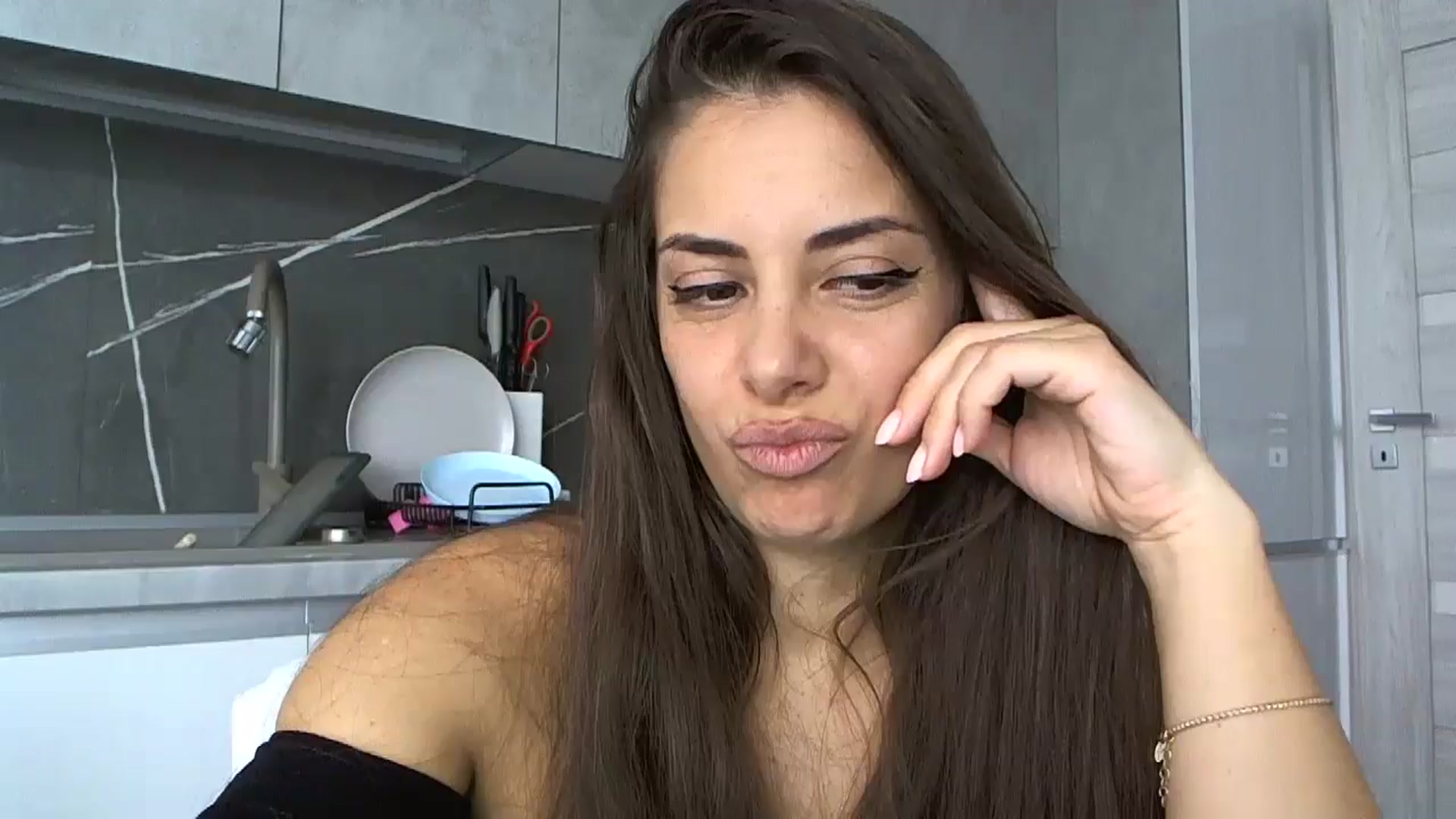 Gallery image thumbnail from krystal__'s myfreecams stream on, 11/18/2024, 09:19 image 2 of 20