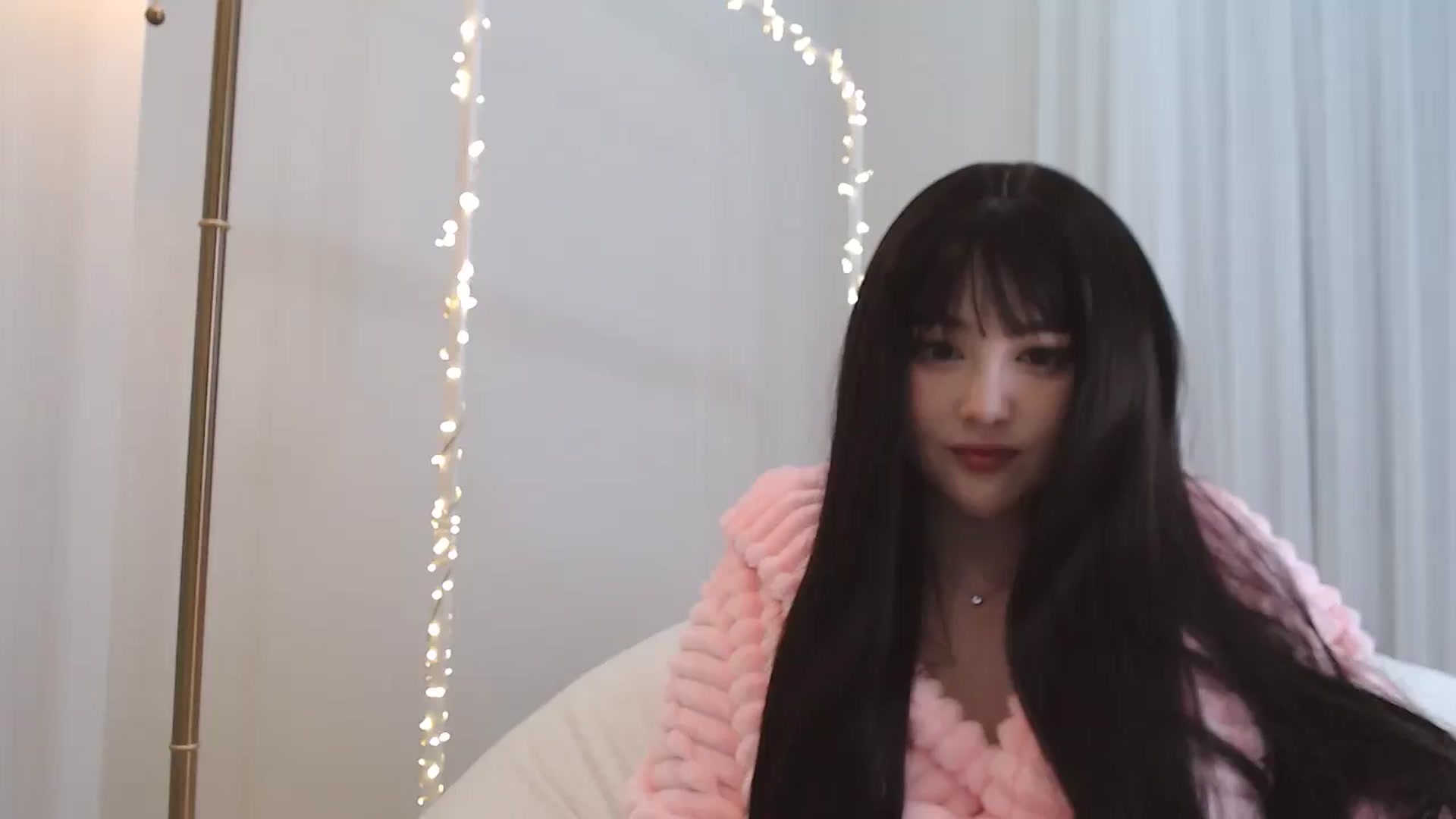 Gallery image thumbnail from kurakurai's myfreecams stream on, 12/26/2024, 18:30 image 1 of 20