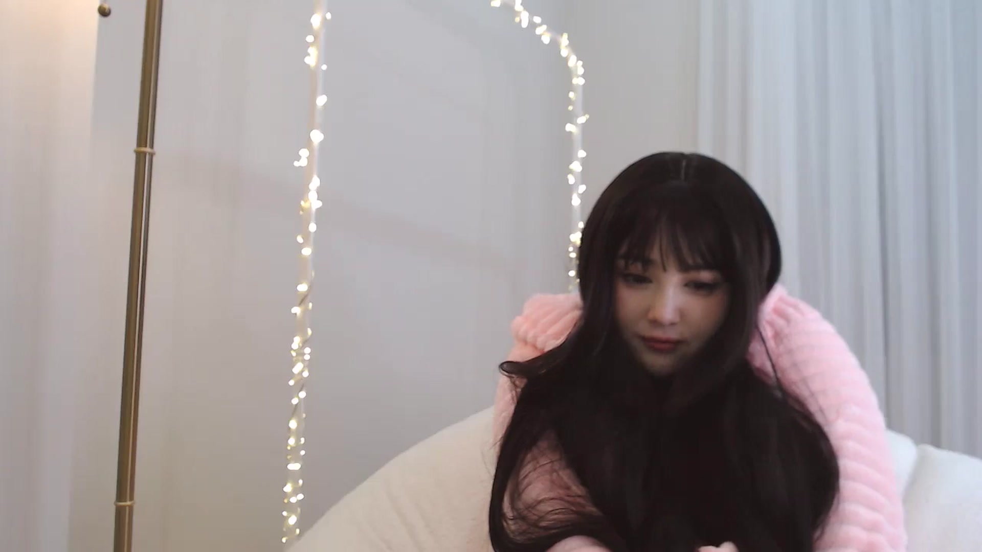 Gallery image thumbnail from kurakurai's myfreecams stream on, 12/26/2024, 18:30 image 2 of 20